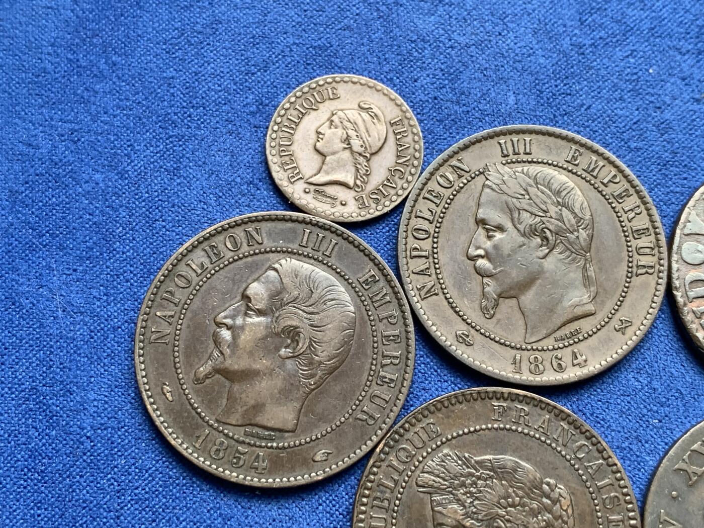 《竞宝斋》第277场- 周日，周一 2场连拍 （全场包邮） 8枚一组 法国铜币 1785+1791年路易十六1苏，1854+1864+1872年10生丁，1854年5生丁和1849+1853年1生丁，品种多样，个别罕见，细节见图