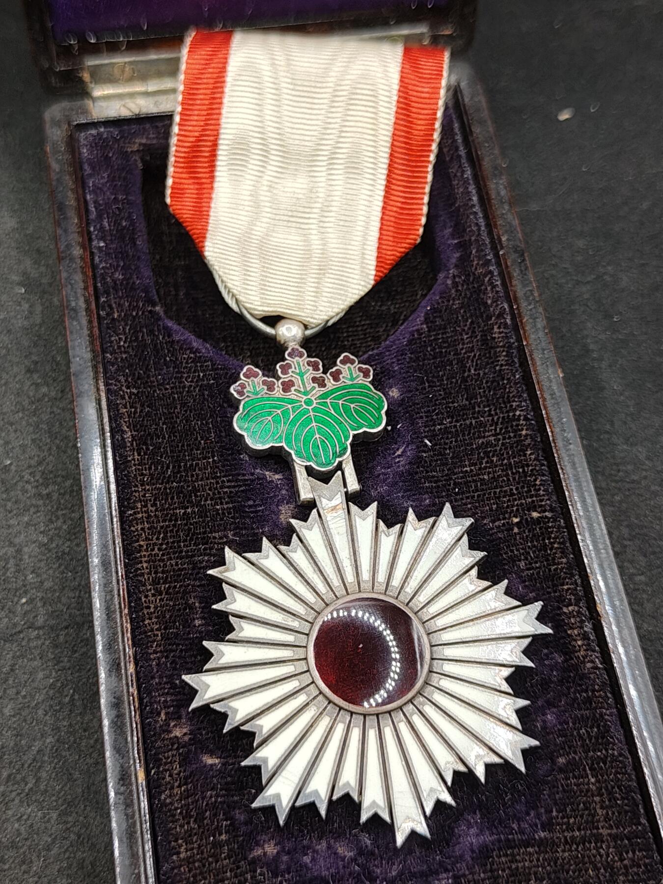 全场0元起拍 第164期 咸鱼国勋章拍卖专场 6月12日（周三）下午6：00开始 明治时期六等旭日章银制带盒 品相如图