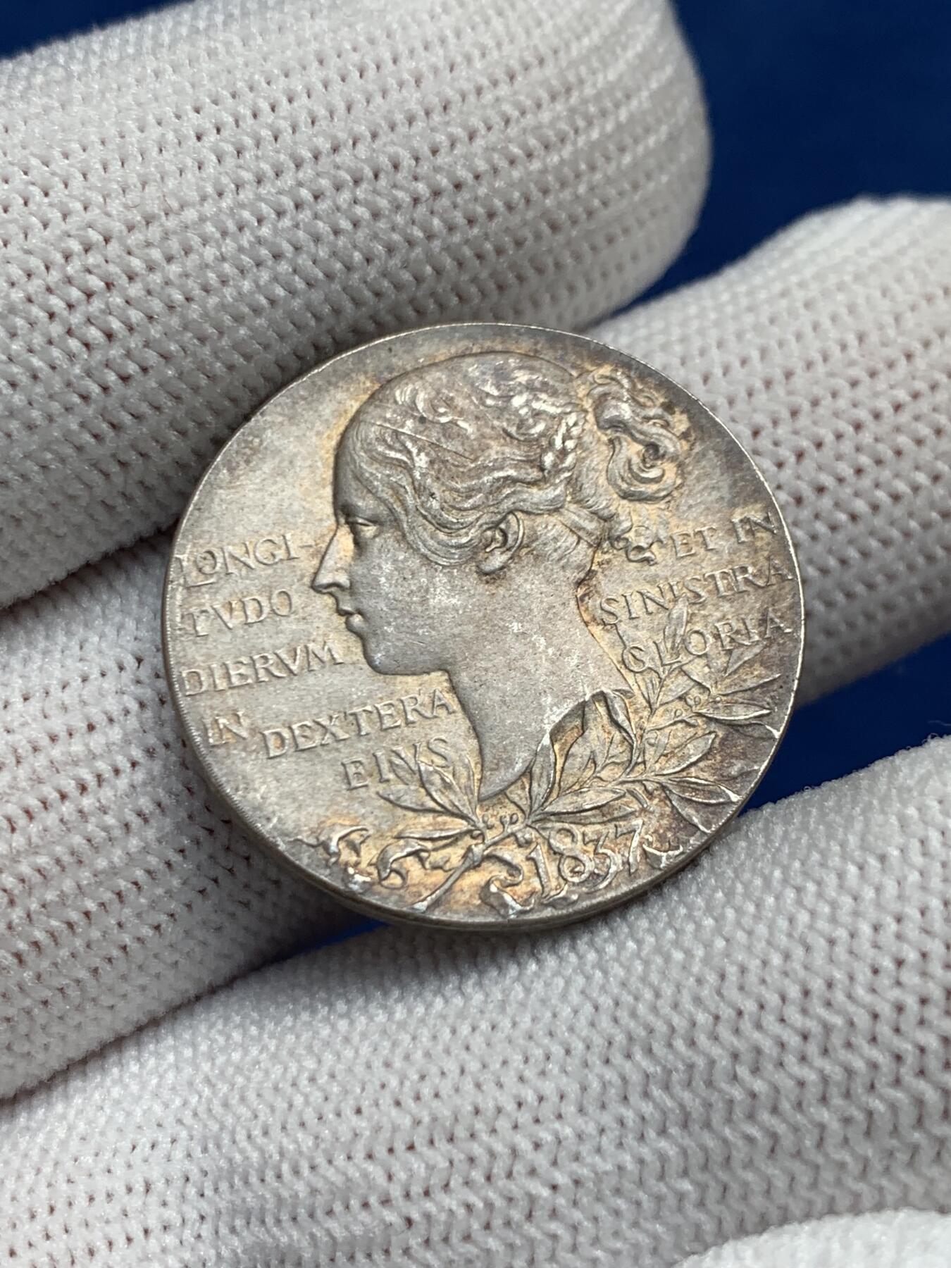 《竞宝斋》第277场- 周日，周一 2场连拍 （全场包邮） 1897年英国维多利亚登基60周年纪念银章 原始灰包浆 可评级 25.7mm