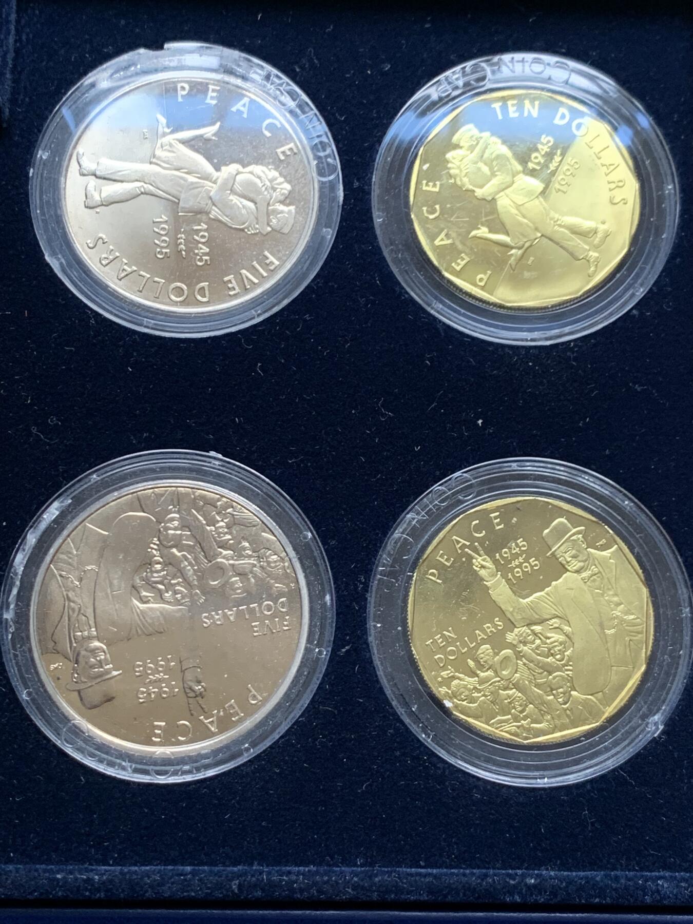 《竞宝斋》第277场- 周日，周一 2场连拍 （全场包邮） 马绍尔1995年二战胜利纪念套装 带证书 原塑胶盒有损，此套面值30美元，由威斯敏斯特（Westminster）公司装祯。