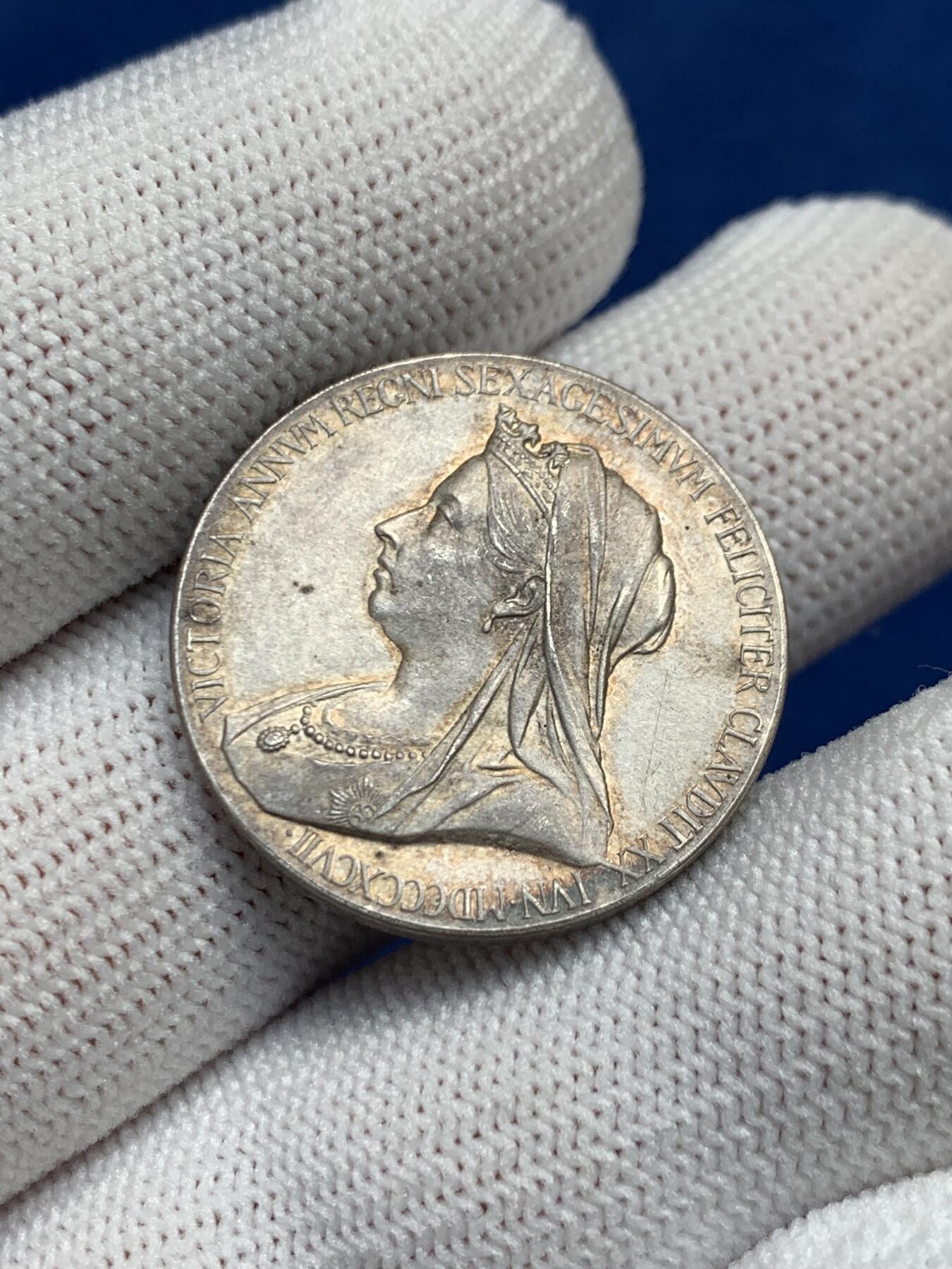 《竞宝斋》第277场- 周日，周一 2场连拍 （全场包邮） 1897年英国维多利亚登基60周年纪念银章 原始灰包浆 可评级 25.7mm