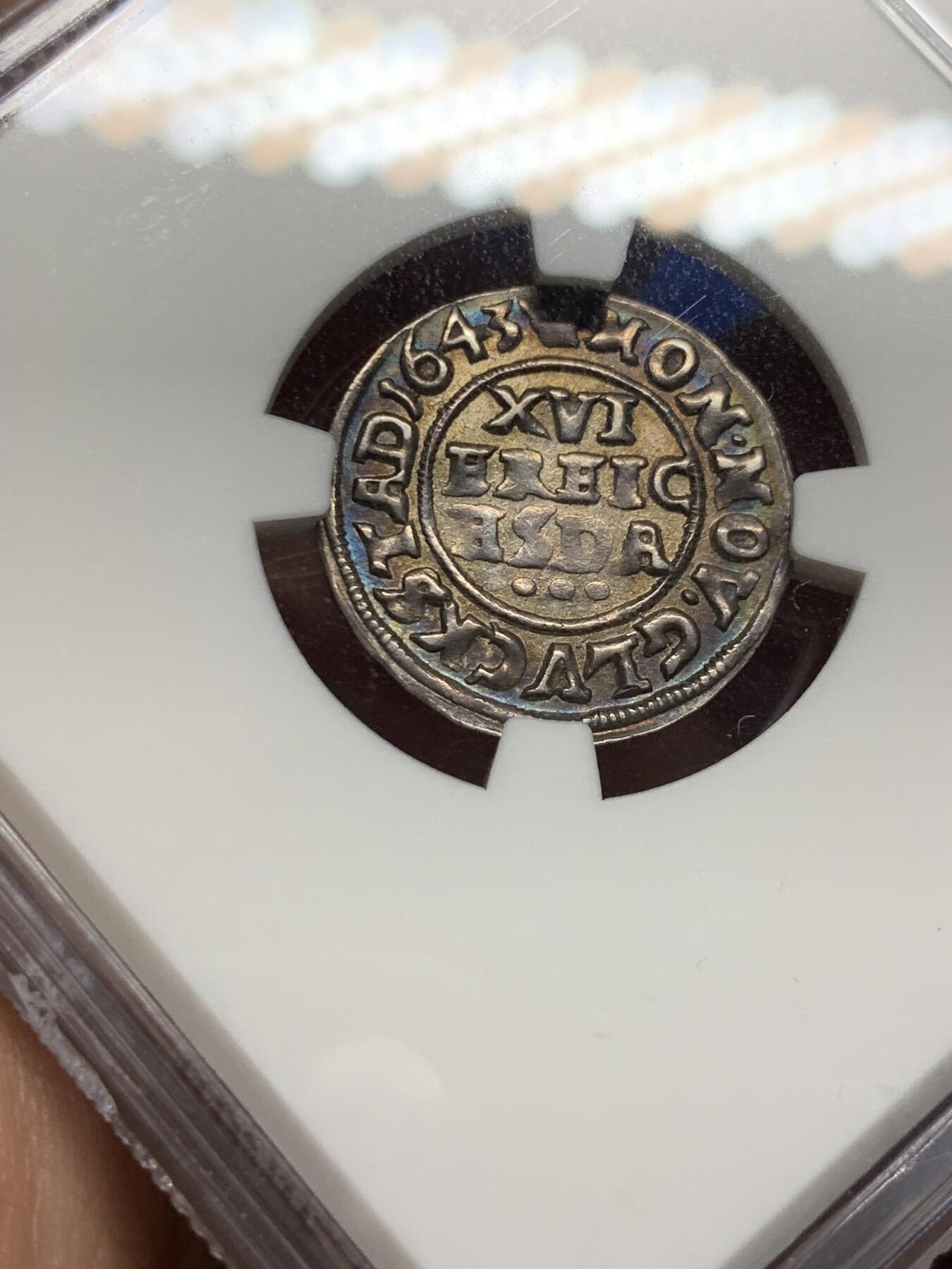 《竞宝斋》第277场- 周日，周一 2场连拍 （全场包邮） 稀缺 NGC MS62 丹麦 1643 1/16SD银币1617年丹麦国王克里斯蒂安四世（Christian IV)在易北河边建立了小城Glückstadt(中文名“格吕克斯塔特”）。城名在德文中意为“幸福城”。克里斯蒂安国王说，“这里应该幸福，也必须幸福，因此称为幸福城”。市徽为幸福女神Fortuna。 现属德国石荷州(Schleswig Holstein)，离开汉堡市中心约40分钟的慢车车程。