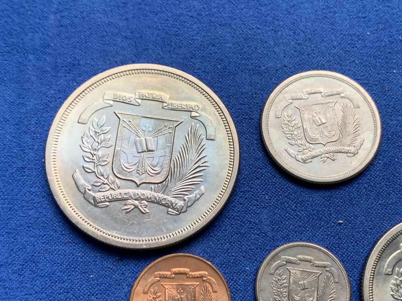 《竞宝斋》第277场- 周日，周一 2场连拍 （全场包邮） 多米尼加1980年套币6枚 未流通品 带该国中央银行纸袋