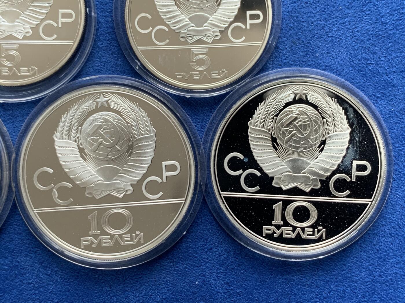 《竞宝斋》第277场- 周日，周一 2场连拍 （全场包邮） 苏联1980年莫斯科奥运会一套5枚纪念银币 苏联强盛时期发行的珍稀精美银币 一盒5枚，5卢布2枚（每枚重16.67克，0.925银）+10卢布3枚（每枚33.3克，0.925银）， 注：盒子有裂开，但能盖上。见图示