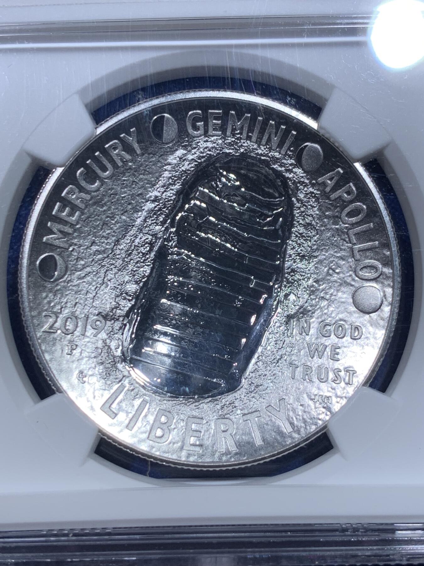 《竞宝斋》第277场- 周日，周一 2场连拍 （全场包邮） 首期NGC PF70UC 美国2019年阿波罗11号登月50周年精制银币 2021年度克劳斯世界硬币大奖赛之年度最佳时事币 限量不可多得 精制币 26.73克 999银 38.1mm