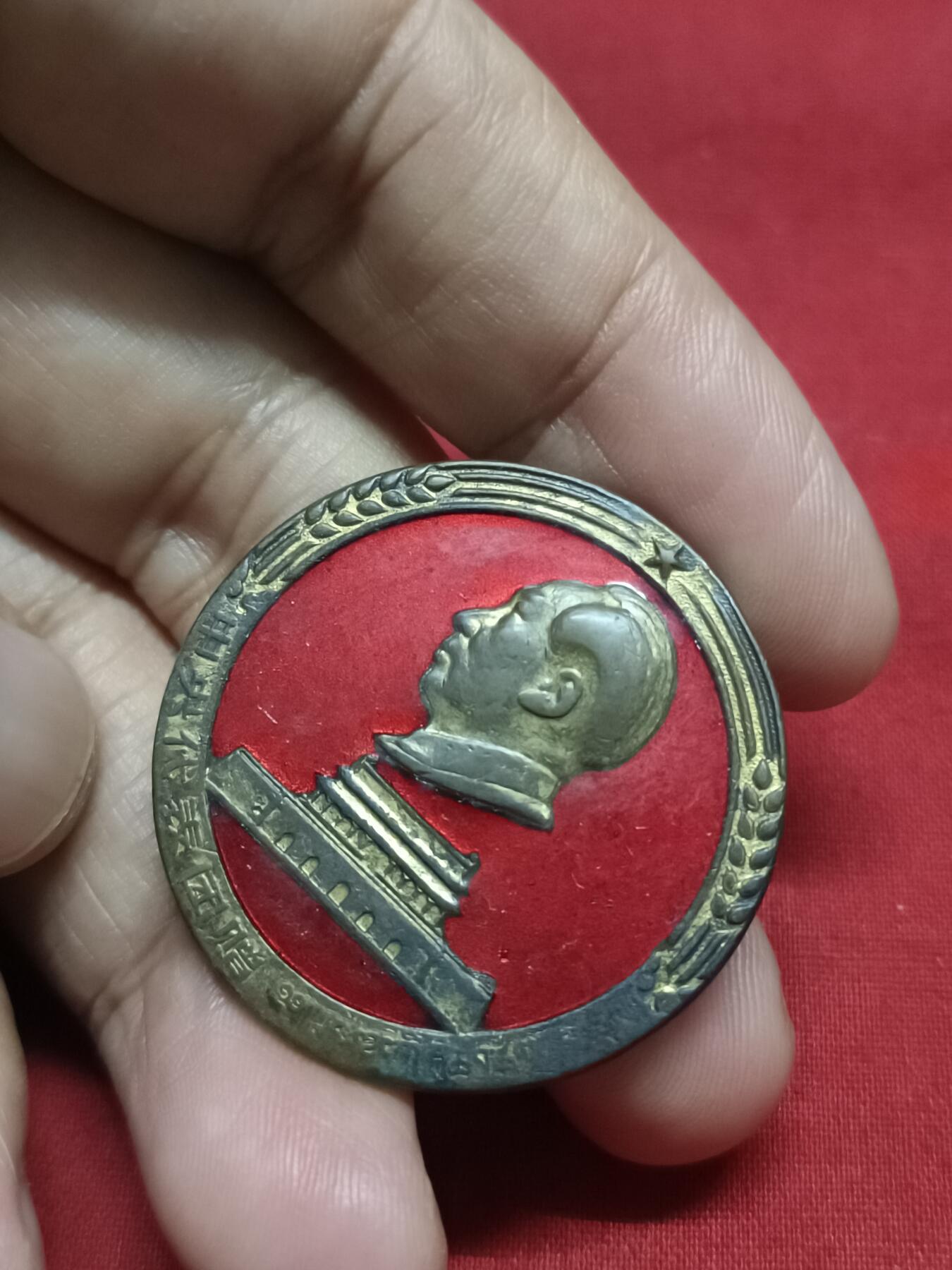🇨🇳红色纪念～徽章专拍 1956年代表团赠，铜制鎏金珐琅完好