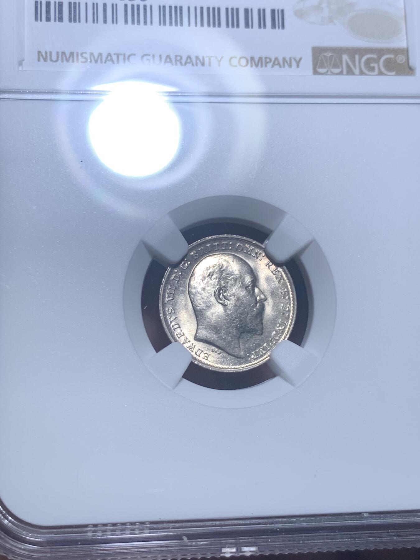 《竞宝斋》第277场- 周日，周一 2场连拍 （全场包邮） NGC MS64 英国1909年爱德华七世3便士银币 铸造于皇家造币厂，相对于濯足币，流通币难以保存的如此完好。参考价是常见1902的两倍，评级数量仅其1/5。且pc评为64分的两枚状态都差强人意，可见此枚发丝清晰的难度。