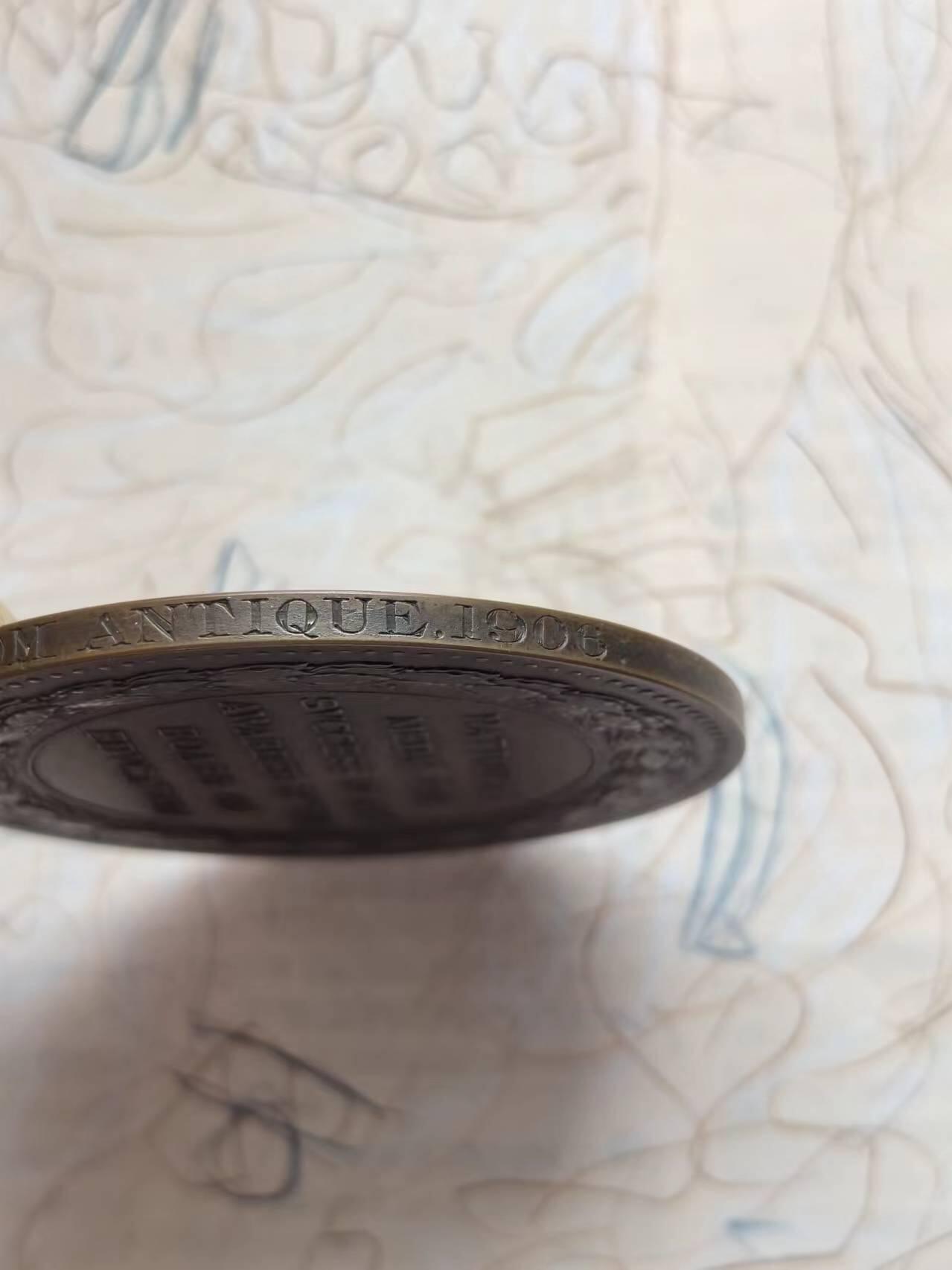 麦稀奇世界钱币展精品章牌第二十四期 英国教育委员会铜章，艺术促进国家奖章，1906年古代人物画。5cm原盒极品。