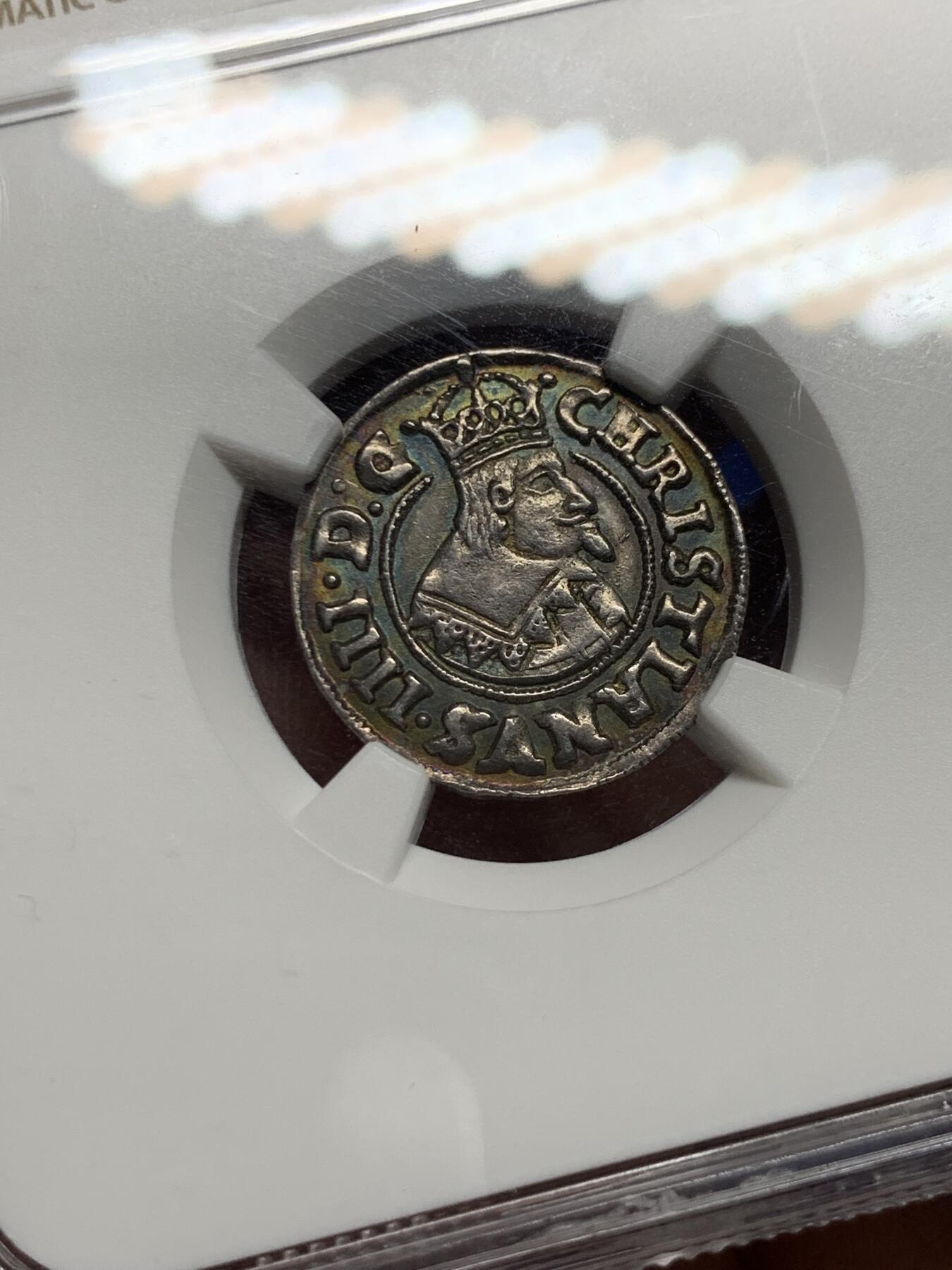 《竞宝斋》第277场- 周日，周一 2场连拍 （全场包邮） 稀缺 NGC MS62 丹麦 1643 1/16SD银币1617年丹麦国王克里斯蒂安四世（Christian IV)在易北河边建立了小城Glückstadt(中文名“格吕克斯塔特”）。城名在德文中意为“幸福城”。克里斯蒂安国王说，“这里应该幸福，也必须幸福，因此称为幸福城”。市徽为幸福女神Fortuna。 现属德国石荷州(Schleswig Holstein)，离开汉堡市中心约40分钟的慢车车程。