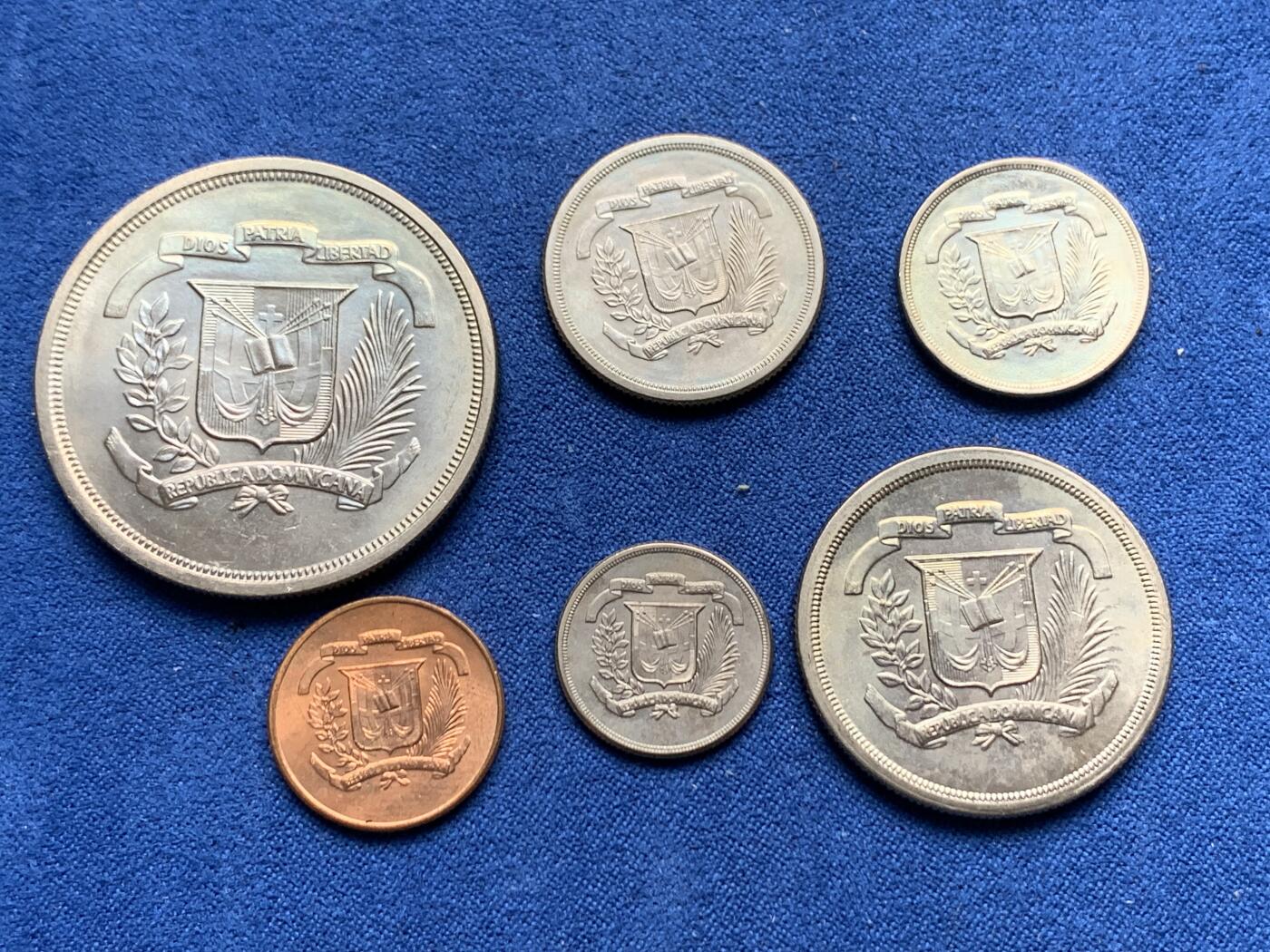 《竞宝斋》第277场- 周日，周一 2场连拍 （全场包邮） 多米尼加1980年套币6枚 未流通品 带该国中央银行纸袋