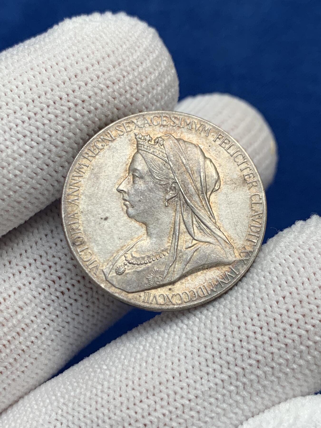 《竞宝斋》第277场- 周日，周一 2场连拍 （全场包邮） 1897年英国维多利亚登基60周年纪念银章 原始灰包浆 可评级 25.7mm