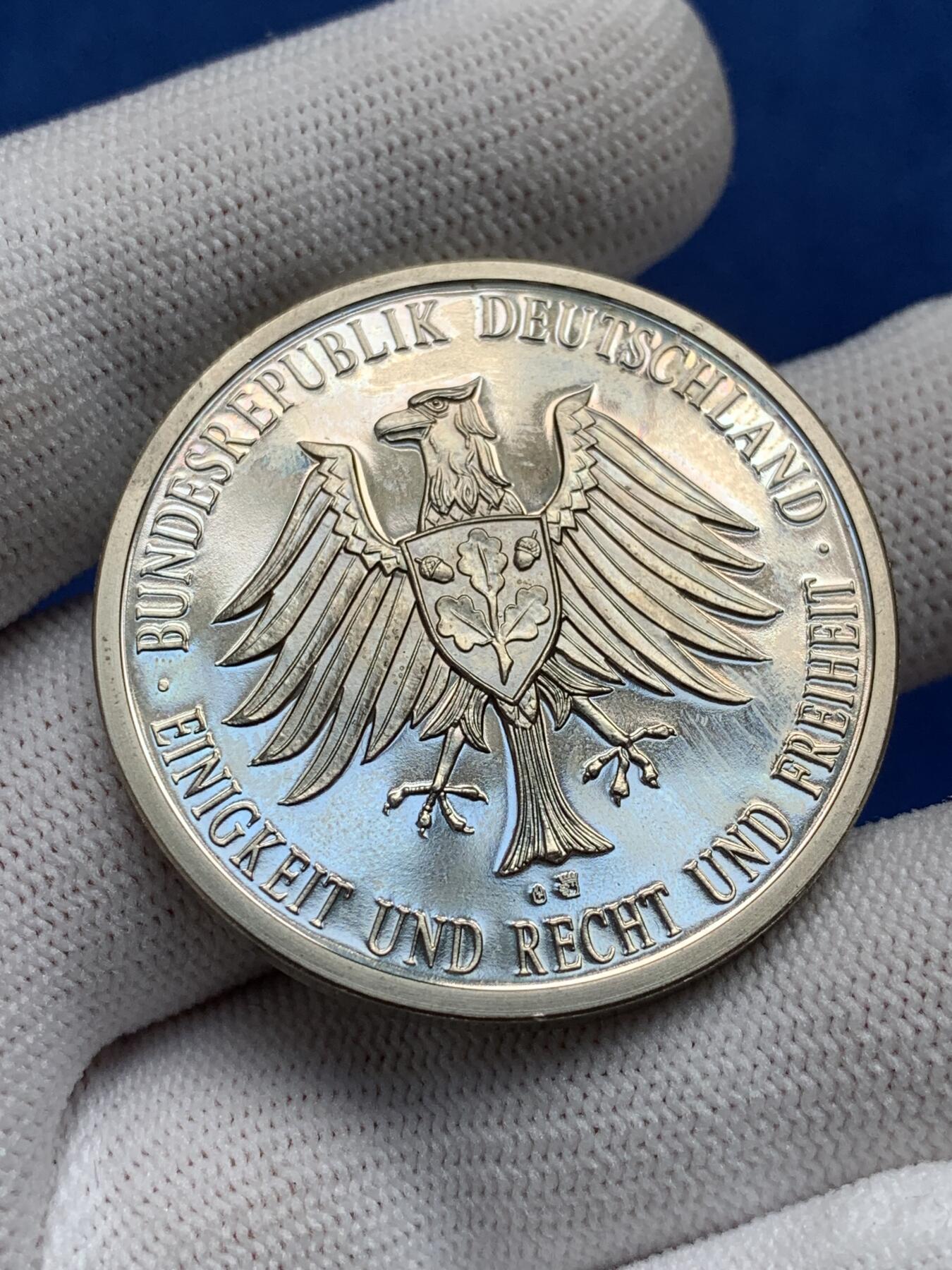 《竞宝斋》第277场- 周日，周一 2场连拍 （全场包邮） 德国 1990 德意志统一 镀银纪念章 40.3mm 31.6克