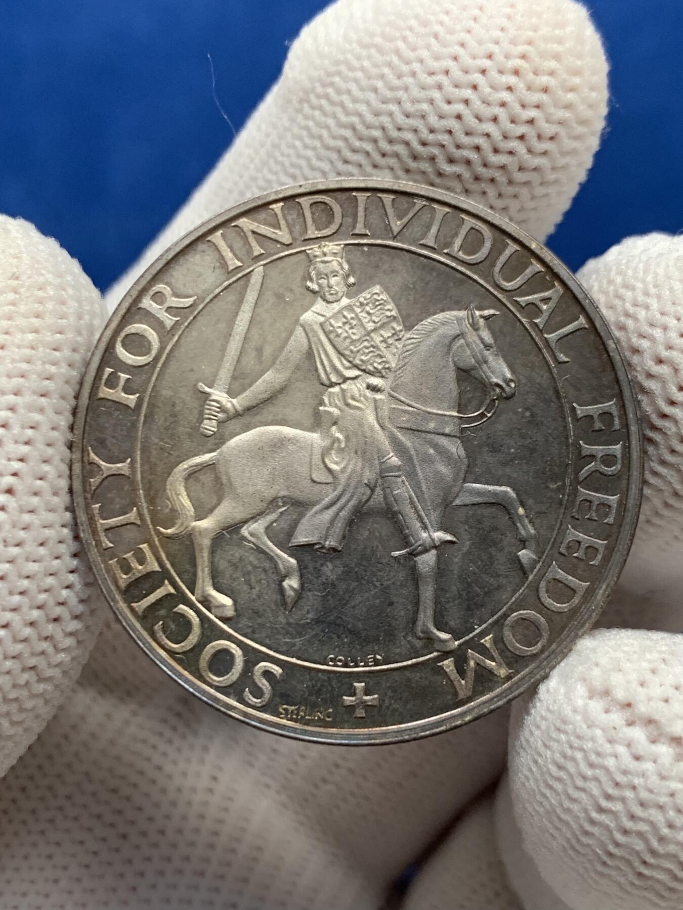 《竞宝斋》第277场- 周日，周一 2场连拍 （全场包邮） 1965年英国纪念大宪章签署750周年纪念银章 精制镜面工艺 全原银光 重14克 32.1mm 少见品种