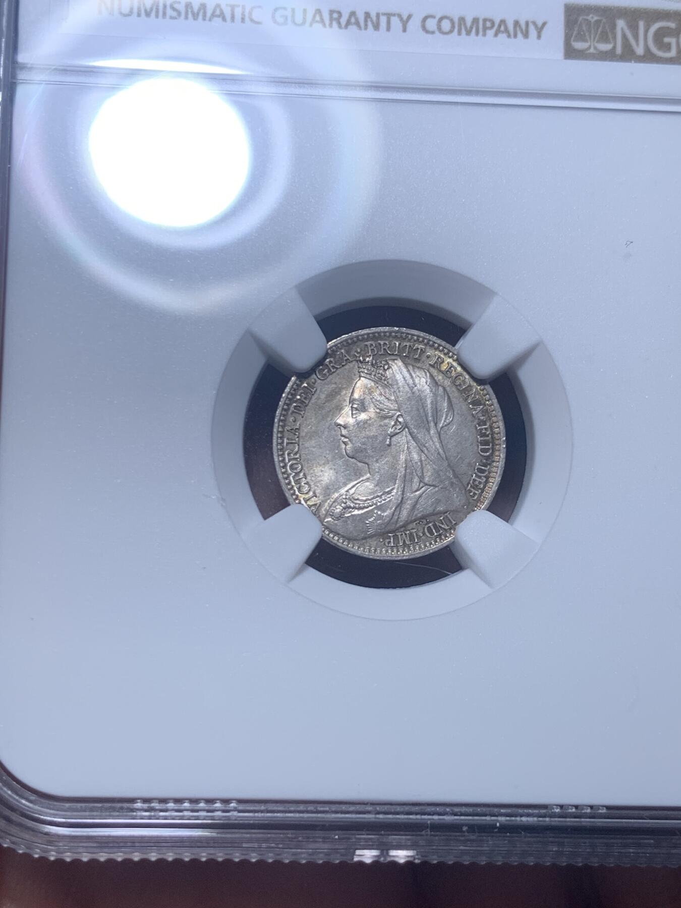 《竞宝斋》第277场- 周日，周一 2场连拍 （全场包邮） NGC MS64 英国1900年维多利亚女王3便士银币 流通版相较于濯足币要面对更多的流通考验，好品存世更加不易，正面略带镜面，非常漂亮的包浆。