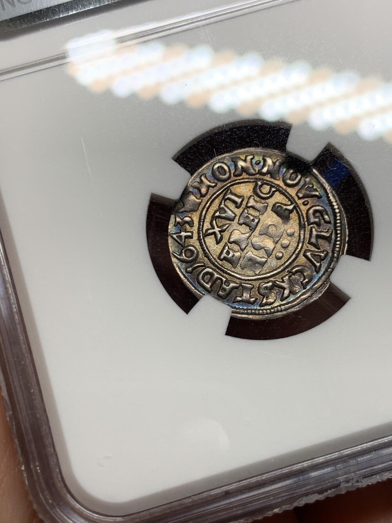 《竞宝斋》第277场- 周日，周一 2场连拍 （全场包邮） 稀缺 NGC MS62 丹麦 1643 1/16SD银币1617年丹麦国王克里斯蒂安四世（Christian IV)在易北河边建立了小城Glückstadt(中文名“格吕克斯塔特”）。城名在德文中意为“幸福城”。克里斯蒂安国王说，“这里应该幸福，也必须幸福，因此称为幸福城”。市徽为幸福女神Fortuna。 现属德国石荷州(Schleswig Holstein)，离开汉堡市中心约40分钟的慢车车程。