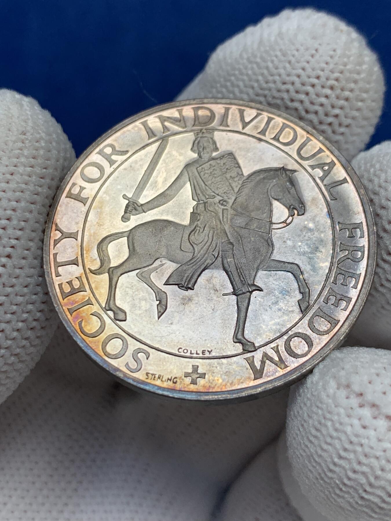 《竞宝斋》第277场- 周日，周一 2场连拍 （全场包邮） 1965年英国纪念大宪章签署750周年纪念银章 精制镜面工艺 全原银光 重14克 32.1mm 少见品种