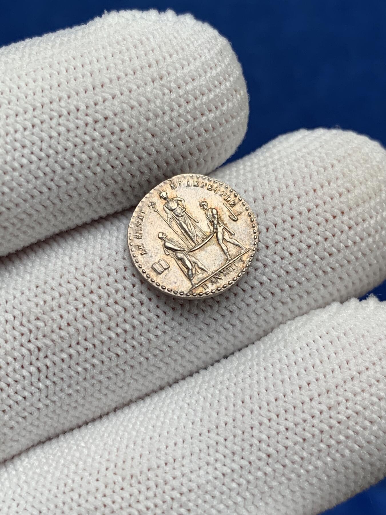 《竞宝斋》第277场- 周日，周一 2场连拍 （全场包邮） 法国1804年拿破仑登基纪念银章 品相很好 淡淡五彩很漂亮 13.2mm 细节见图