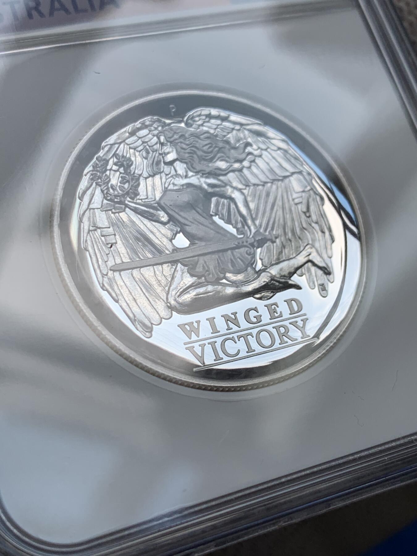 《竞宝斋》第277场- 周日，周一 2场连拍 （全场包邮） 蓝标NGC PF70UC 澳大利亚2021年胜利女神高浮雕1澳元精制银币 限量3000枚 海外市价250美金 盒证齐全 1盎司 999银 32.6mm