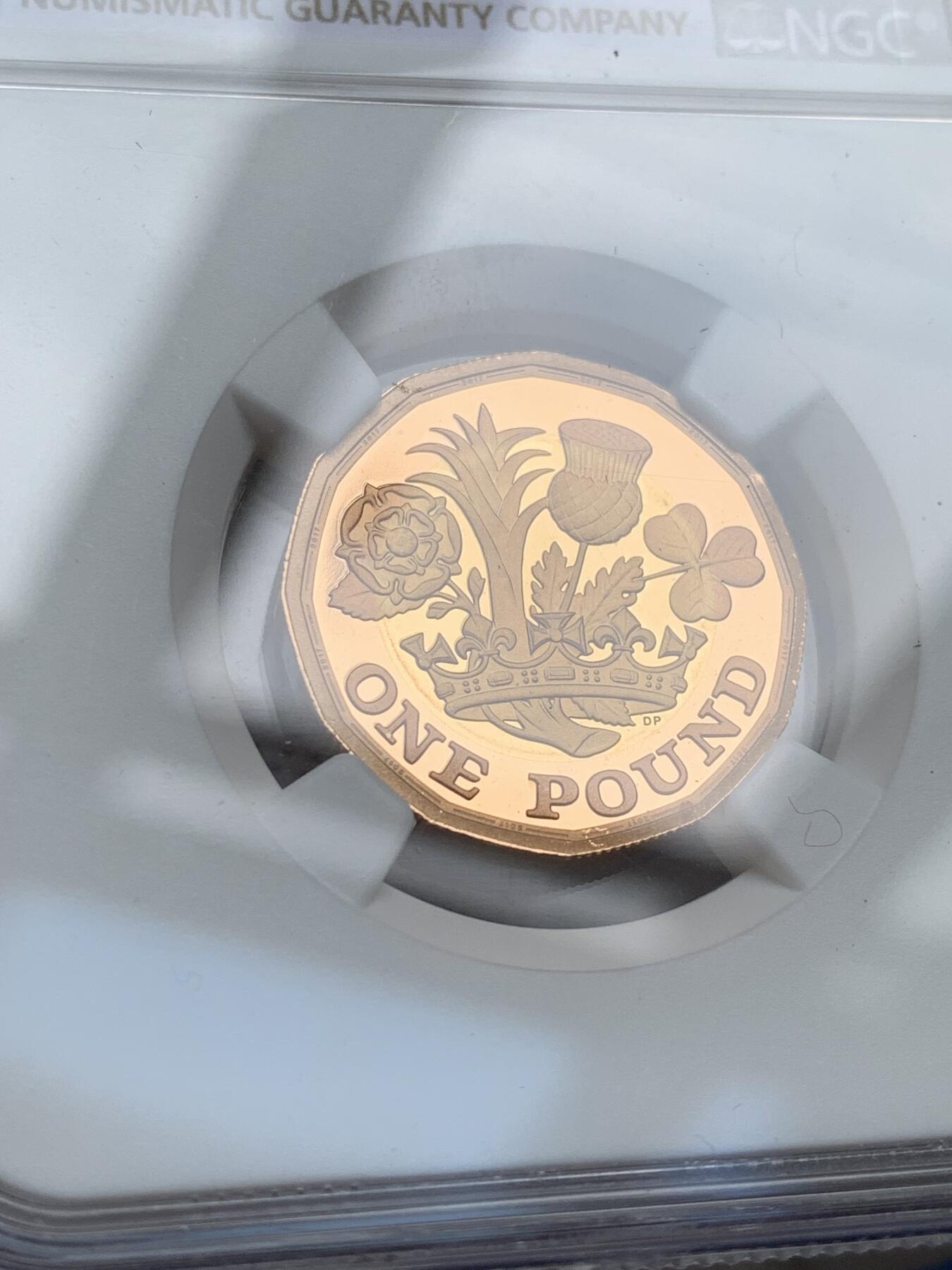 《竞宝斋》第277场- 周日，周一 2场连拍 （全场包邮） NGC PF69UC 英国2017年伊丽莎白二世12边形流通币 1英镑“自然之冠”特制金制版 女王的最后一版。内圈黄金，外圈玫瑰金 重量：17.72克。正反设计分别为：Jody Clark以及David Pearce。发行量2017套，皇家造币厂官网发售价为1130镑-10400人民币，盒证以及所有元件都齐全。金价大涨，料价评级费已超九千。国内仅见此枚，全球网站亦难觅踪迹。