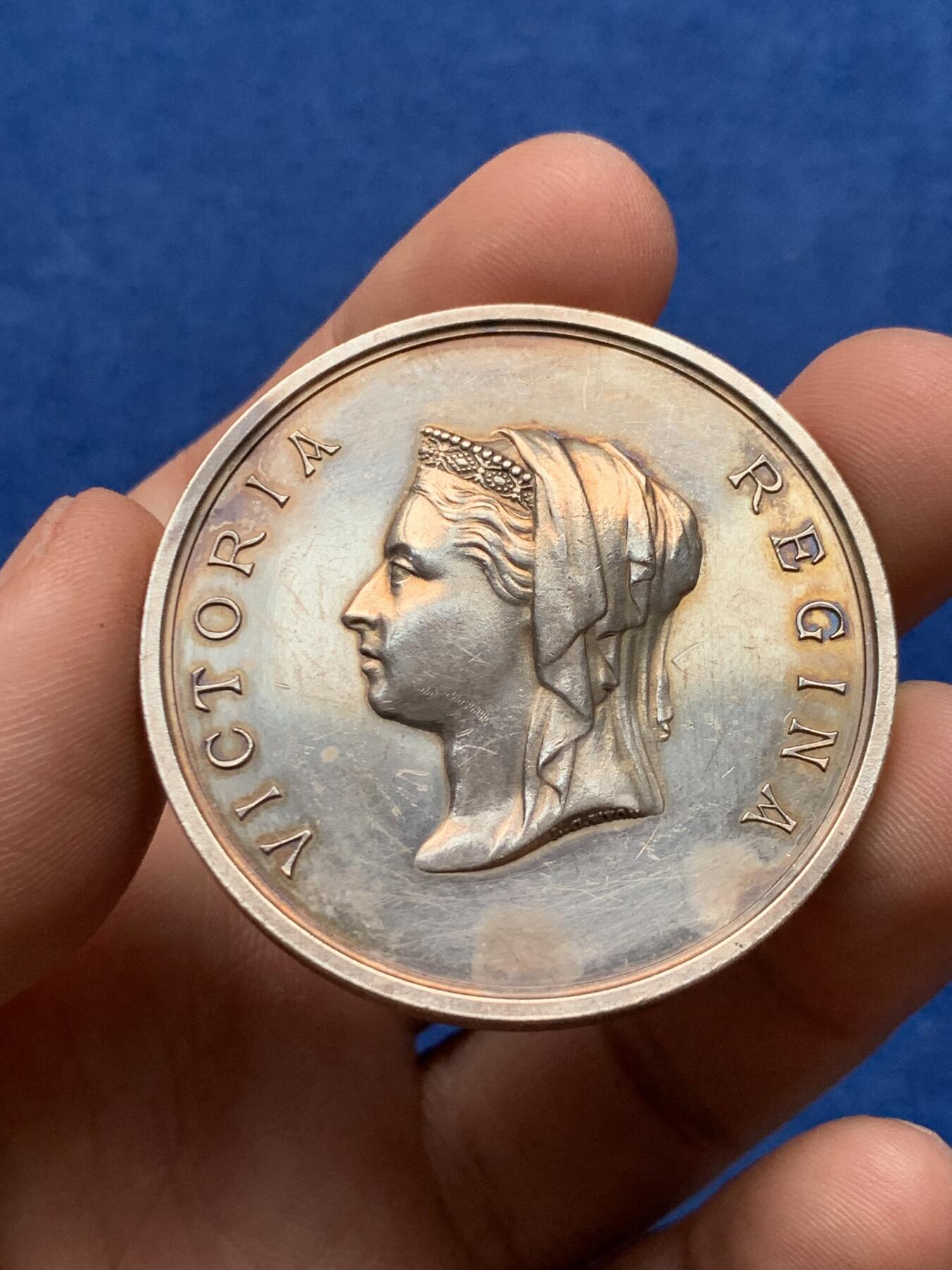 《竞宝斋》第277场- 周日，周一 2场连拍 （全场包邮） 英国1885年维多利亚国际发明与音乐展 L.C.WYON作品，BHM-3198，Eimer-1715，好东西带原盒 45.6克 45.5mm