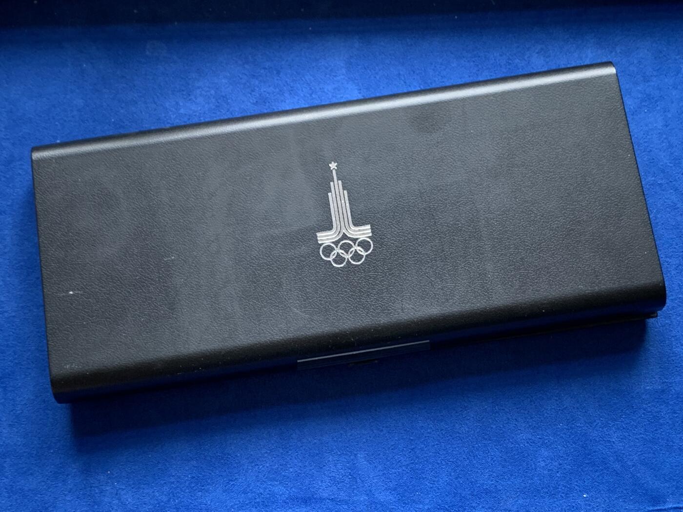 《竞宝斋》第277场- 周日，周一 2场连拍 （全场包邮） 苏联1980年莫斯科奥运会一套5枚纪念银币 苏联强盛时期发行的珍稀精美银币 一盒5枚，5卢布2枚（每枚重16.67克，0.925银）+10卢布3枚（每枚33.3克，0.925银）， 注：盒子有裂开，但能盖上。见图示