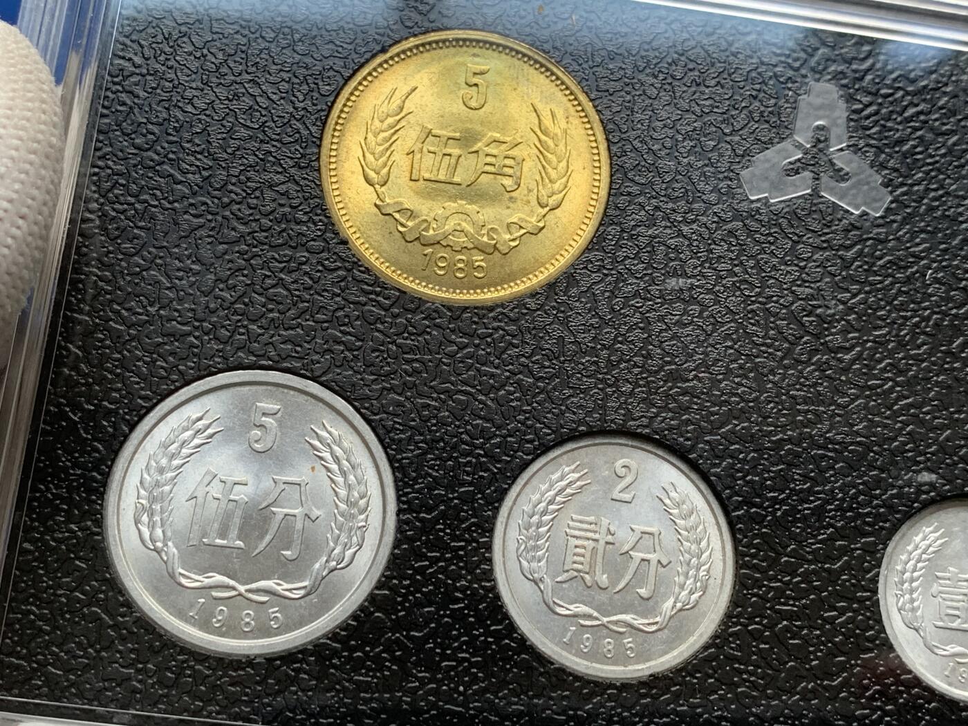 《竞宝斋》第277场- 周日，周一 2场连拍 （全场包邮） 1985年长城币套装 品相漂亮状态好 细节见图