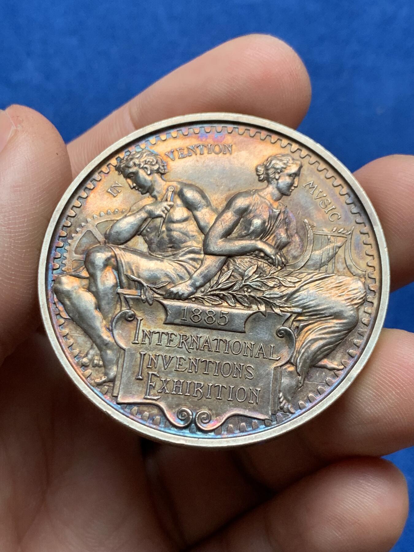 《竞宝斋》第277场- 周日，周一 2场连拍 （全场包邮） 英国1885年维多利亚国际发明与音乐展 L.C.WYON作品，BHM-3198，Eimer-1715，好东西带原盒 45.6克 45.5mm