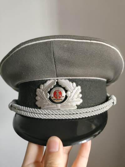 2024第七次拍卖 - 东德军官大檐帽 1977年生产56cm头围带原主人姓名
