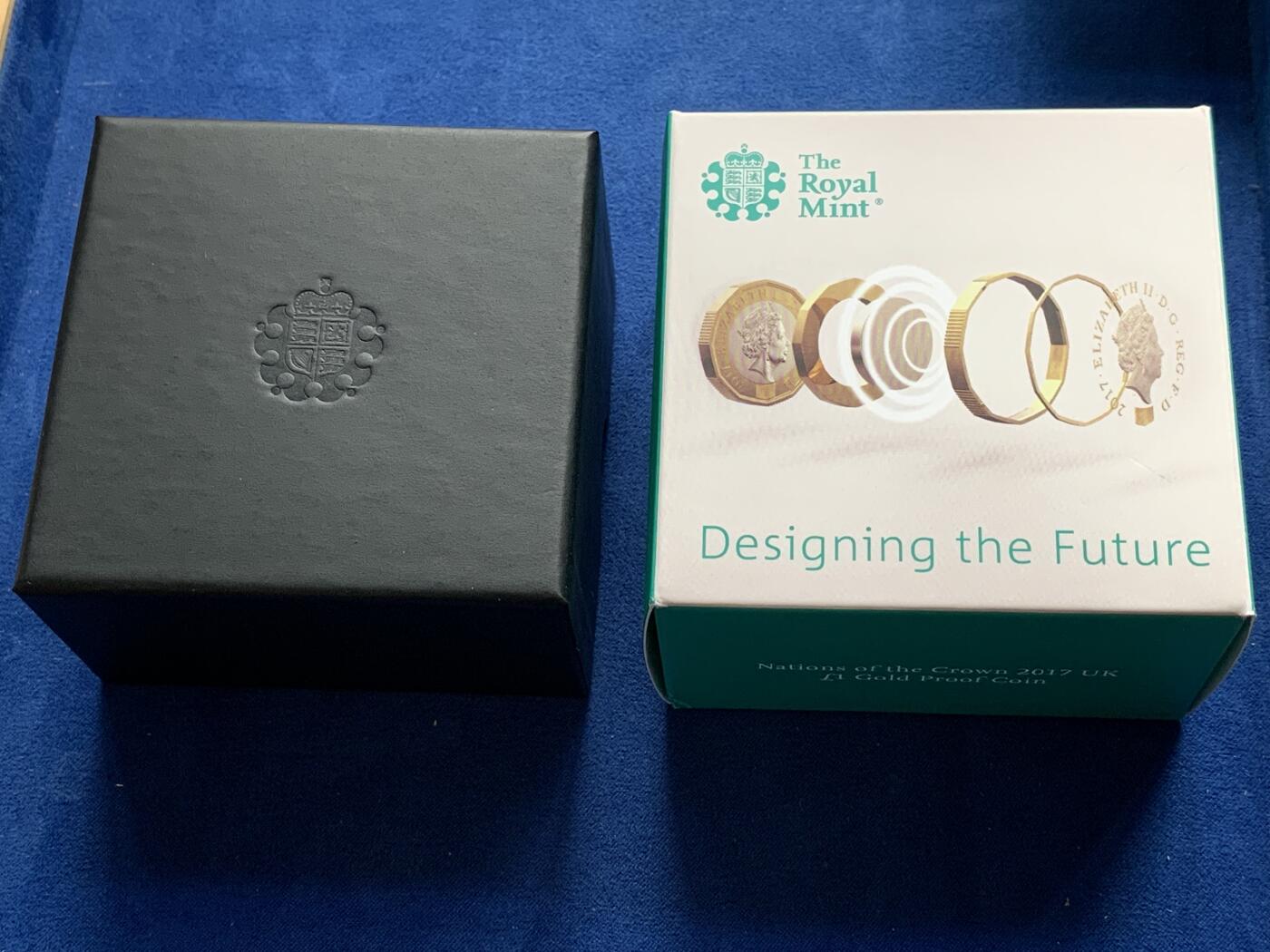 《竞宝斋》第277场- 周日，周一 2场连拍 （全场包邮） NGC PF69UC 英国2017年伊丽莎白二世12边形流通币 1英镑“自然之冠”特制金制版 女王的最后一版。内圈黄金，外圈玫瑰金 重量：17.72克。正反设计分别为：Jody Clark以及David Pearce。发行量2017套，皇家造币厂官网发售价为1130镑-10400人民币，盒证以及所有元件都齐全。金价大涨，料价评级费已超九千。国内仅见此枚，全球网站亦难觅踪迹。