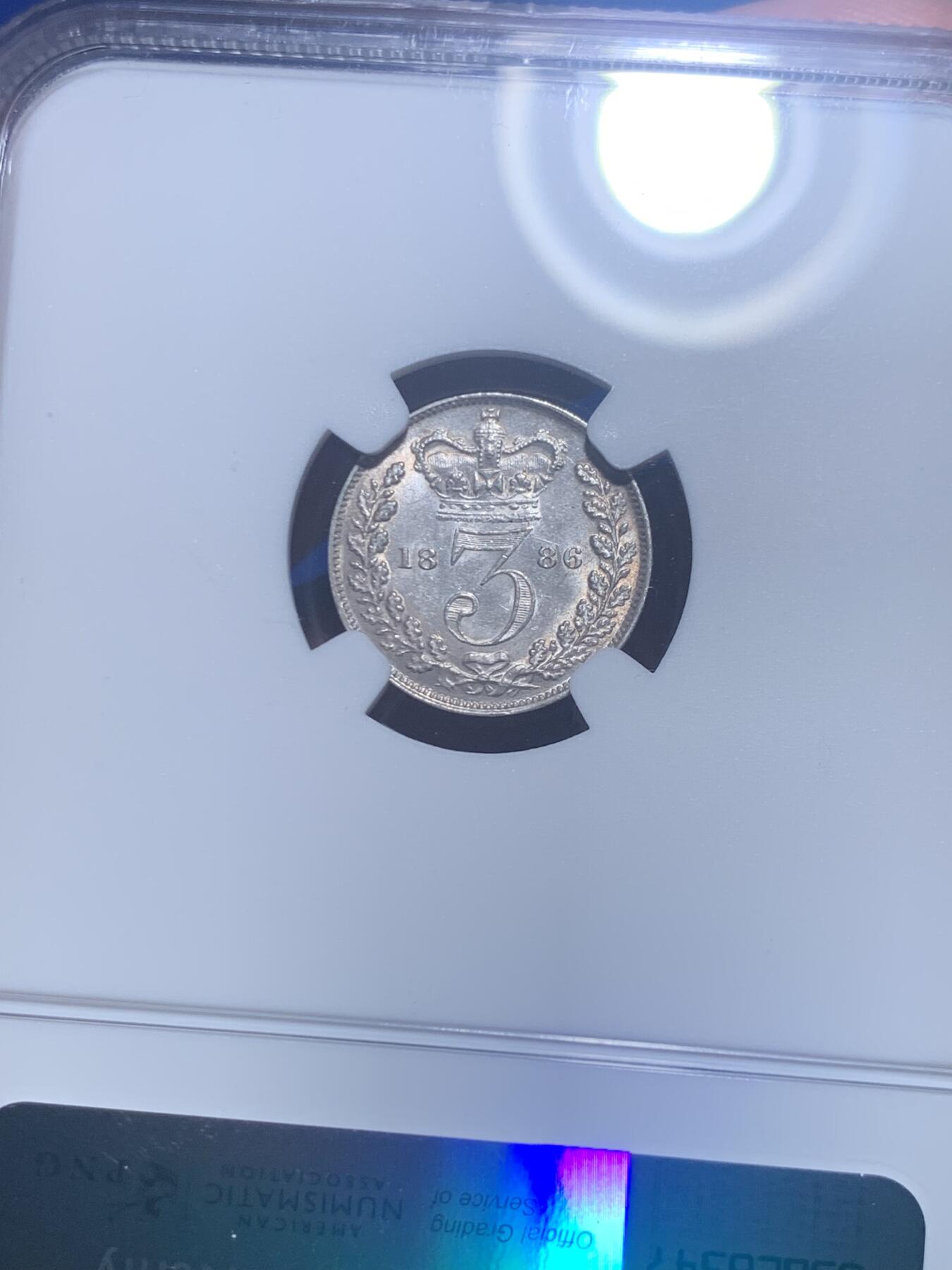 《竞宝斋》第277场- 周日，周一 2场连拍 （全场包邮） NGC MS62 英国1886年维多利亚女王3便士银币 小维头像最后的两年 物美价廉的选择