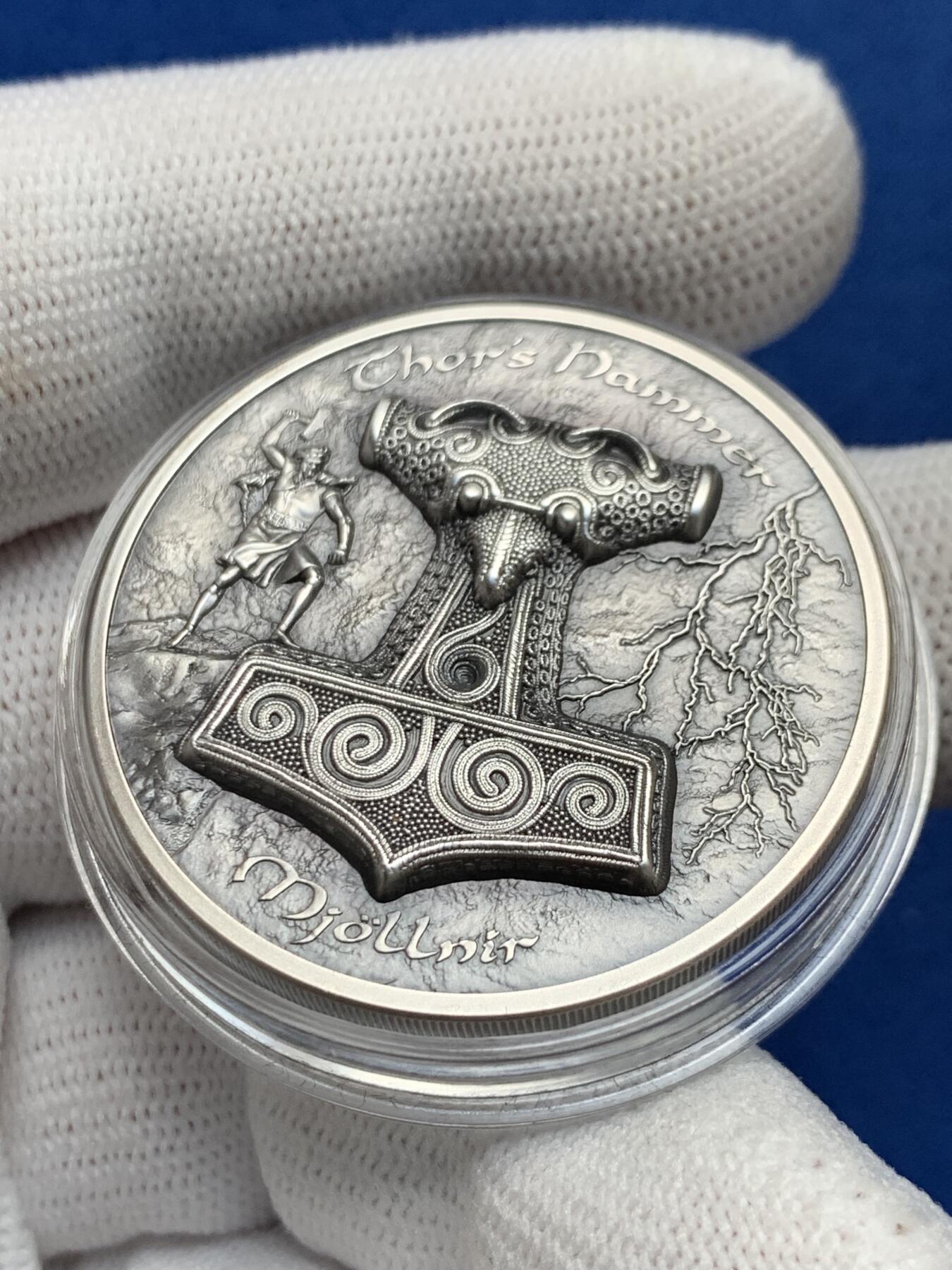 《竞宝斋》第277场- 周日，周一 2场连拍 （全场包邮） 库克2017年北欧神话系列雷神之锤仿古银币 黑化高浮雕工艺 限量999枚 盒证齐全 精制币 2盎司 999银 38.61mm 62.2克