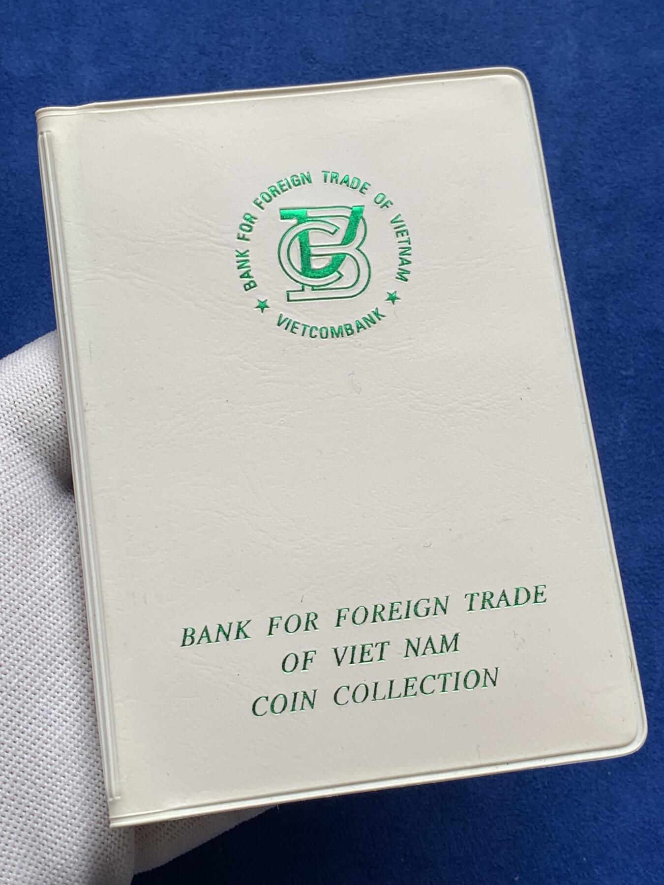 《竞宝斋》第277场- 周日，周一 2场连拍 （全场包邮） 越南 7枚装 套币 比较少见的装帧方式 年份 状态 请见图