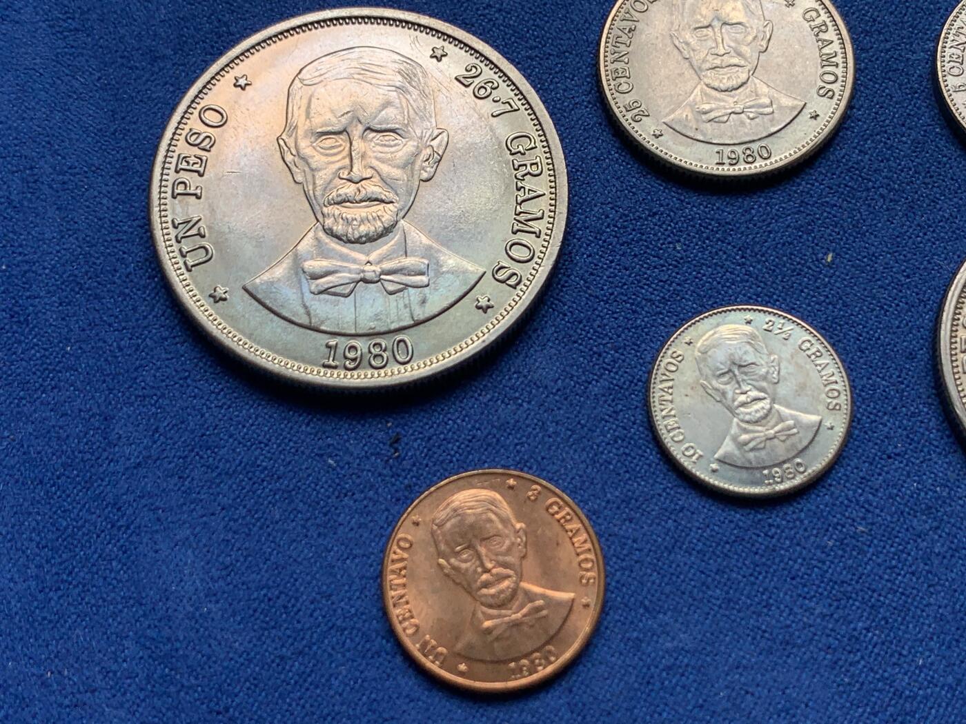 《竞宝斋》第277场- 周日，周一 2场连拍 （全场包邮） 多米尼加1980年套币6枚 未流通品 带该国中央银行纸袋