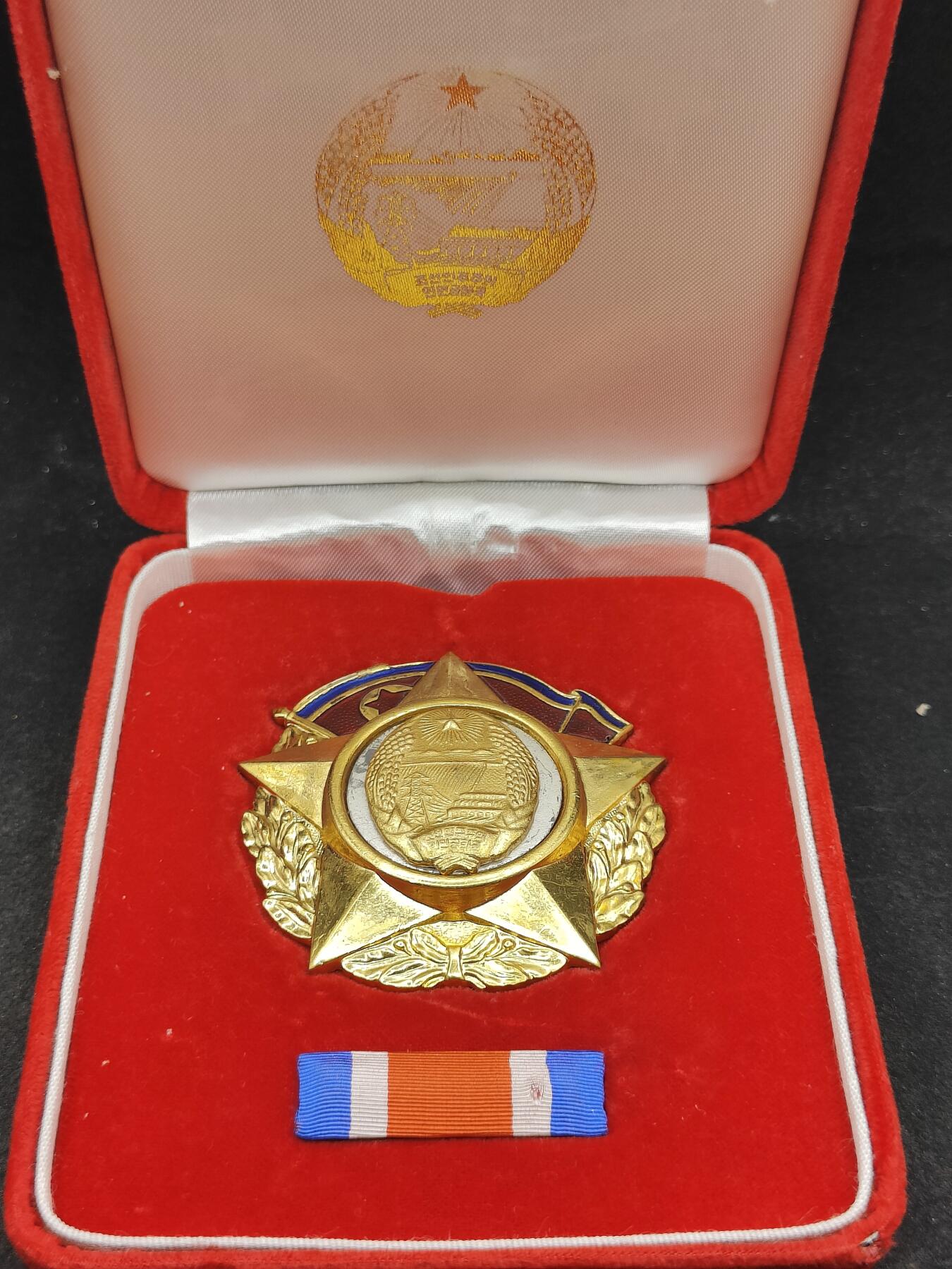 全场0元起拍 第164期 咸鱼国勋章拍卖专场 6月12日（周三）下午6：00开始 朝总联版烫金国徽盒带略 共和国创建纪念章