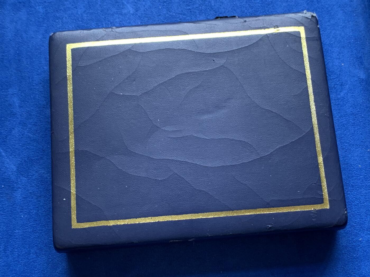 《竞宝斋》第277场- 周日，周一 2场连拍 （全场包邮） 马绍尔1995年二战胜利纪念套装 带证书 原塑胶盒有损，此套面值30美元，由威斯敏斯特（Westminster）公司装祯。