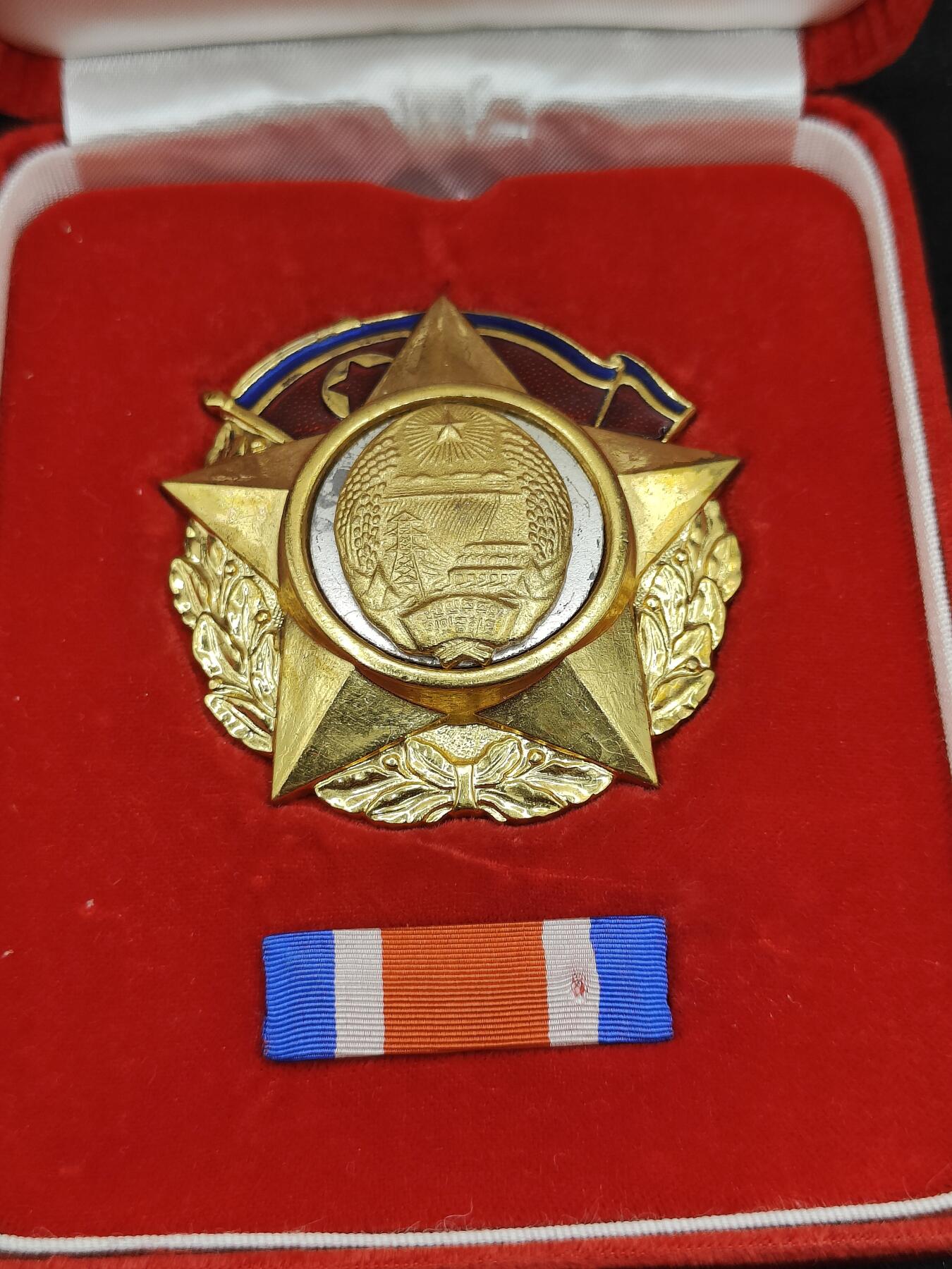 全场0元起拍 第164期 咸鱼国勋章拍卖专场 6月12日（周三）下午6：00开始 朝总联版烫金国徽盒带略 共和国创建纪念章