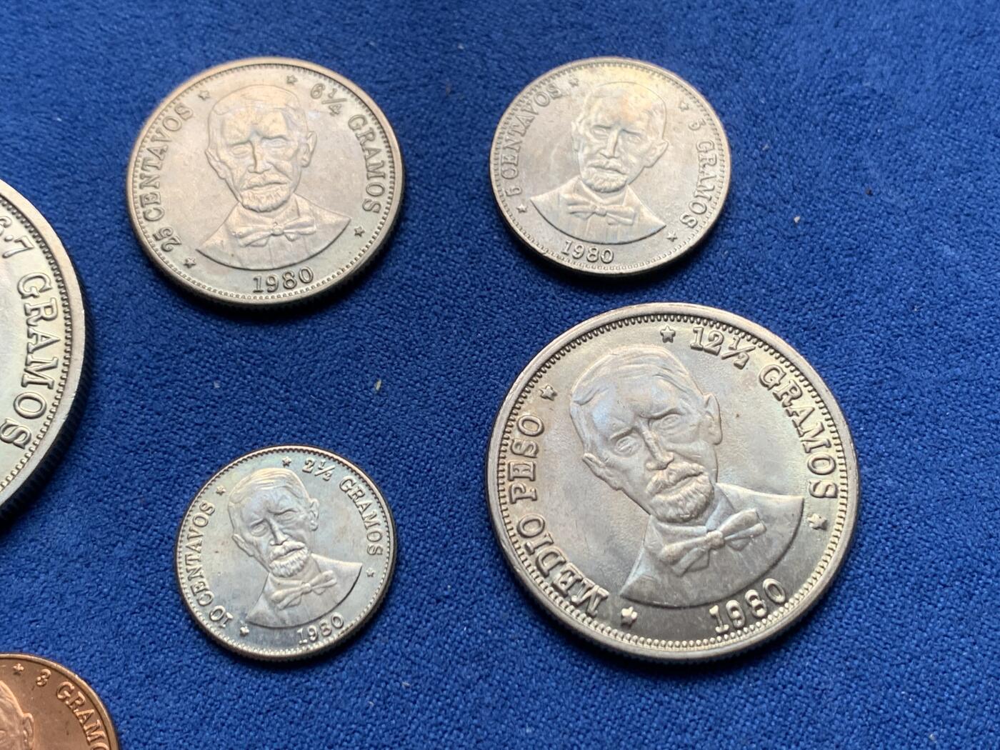 《竞宝斋》第277场- 周日，周一 2场连拍 （全场包邮） 多米尼加1980年套币6枚 未流通品 带该国中央银行纸袋