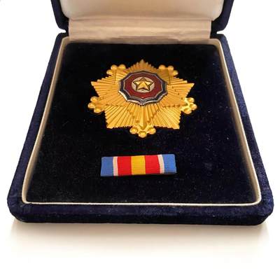 总联版豪华盒 朝鲜一级国旗勋章 略章全 带编号 好品 总联版豪华盒 朝鲜一级国旗勋章 略章全 带编号 好品