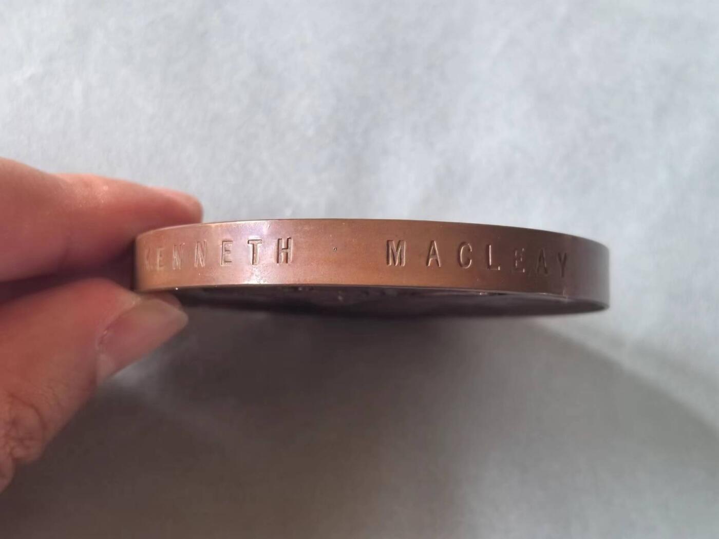 麦稀奇世界钱币展精品章牌第二十四期 苏格兰皇家学院铜章，Kenneth Macleay微型画家；苏格兰皇家学院（RSA）创始成员。 直径68mm厚8mm重达195.5g