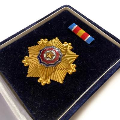 总联版豪华盒 朝鲜一级国旗勋章 略章全 带编号 好品 总联版豪华盒 朝鲜一级国旗勋章 略章全 带编号 好品