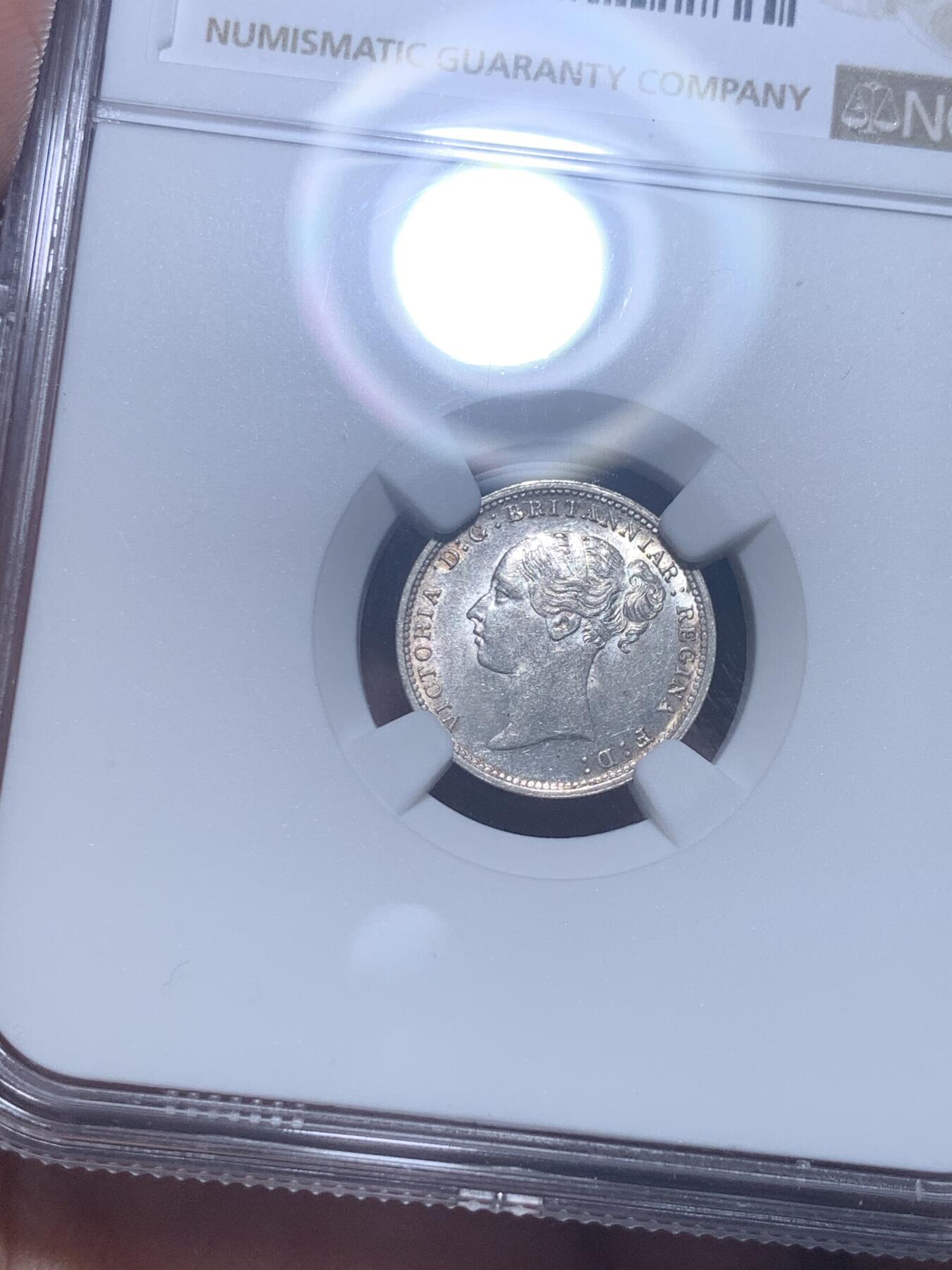 《竞宝斋》第277场- 周日，周一 2场连拍 （全场包邮） NGC MS62 英国1886年维多利亚女王3便士银币 小维头像最后的两年 物美价廉的选择