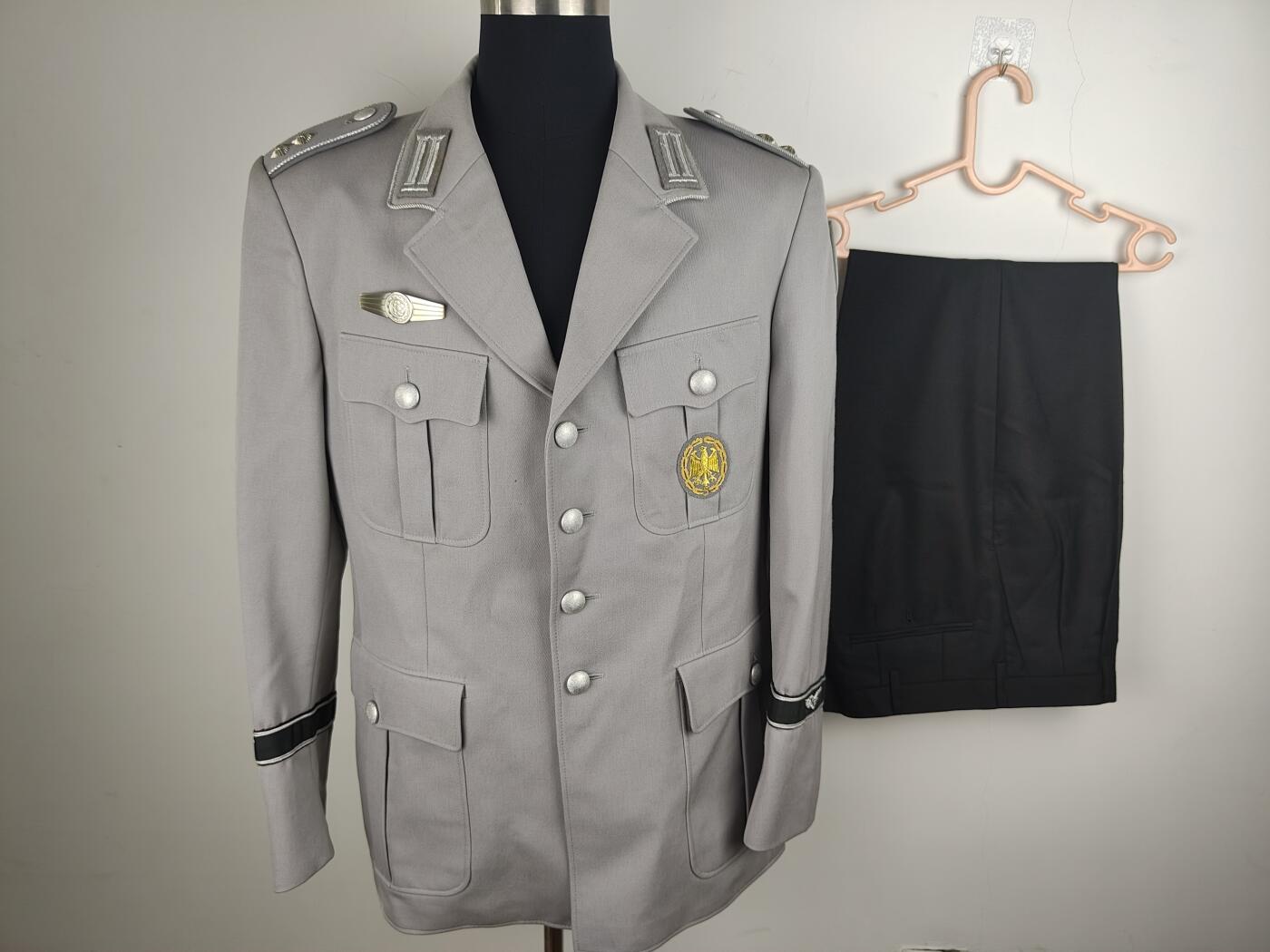 全场0元起拍 第164期 咸鱼国勋章拍卖专场 6月12日（周三）下午6：00开始 西德陆航中尉常服一套 胸围 106 肩宽46 衣长78 袖长64 腰围88 裤长98
