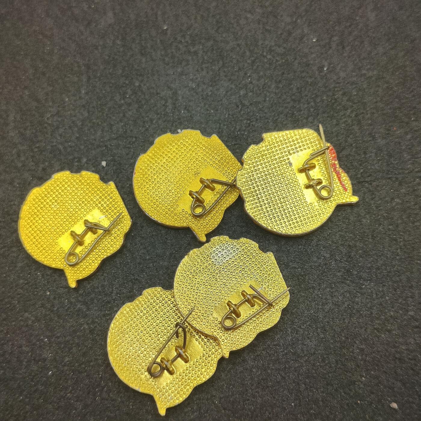 全场0元起拍 第164期 咸鱼国勋章拍卖专场 6月12日（周三）下午6：00开始 共青团徽章五个