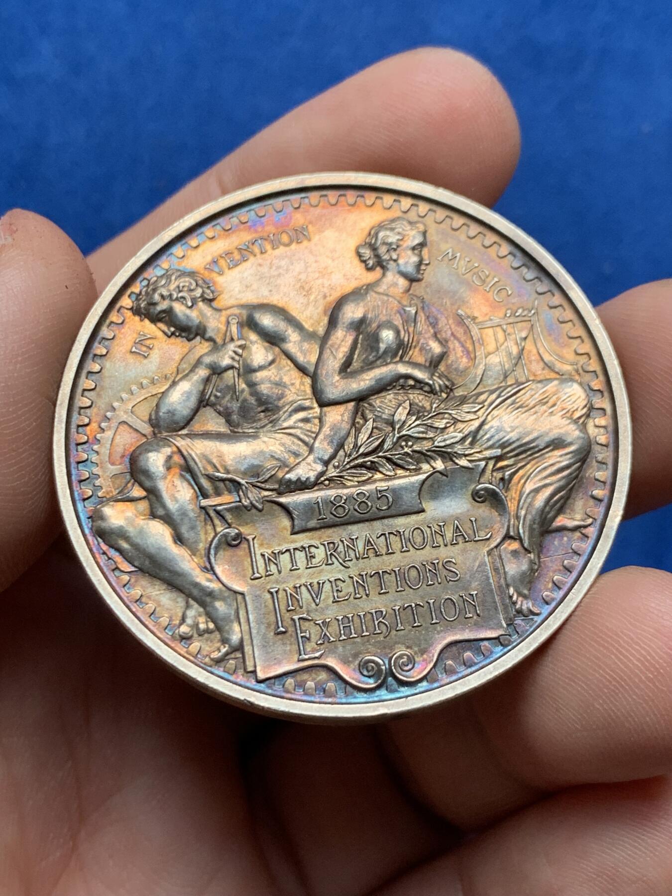 《竞宝斋》第277场- 周日，周一 2场连拍 （全场包邮） 英国1885年维多利亚国际发明与音乐展 L.C.WYON作品，BHM-3198，Eimer-1715，好东西带原盒 45.6克 45.5mm