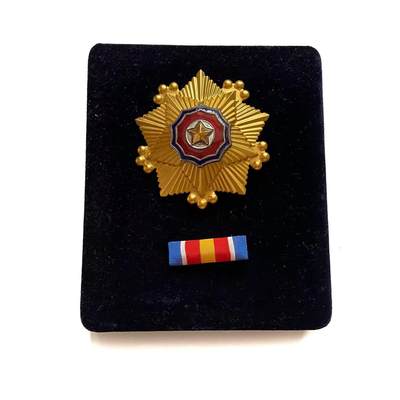 总联版豪华盒 朝鲜一级国旗勋章 略章全 带编号 好品 总联版豪华盒 朝鲜一级国旗勋章 略章全 带编号 好品