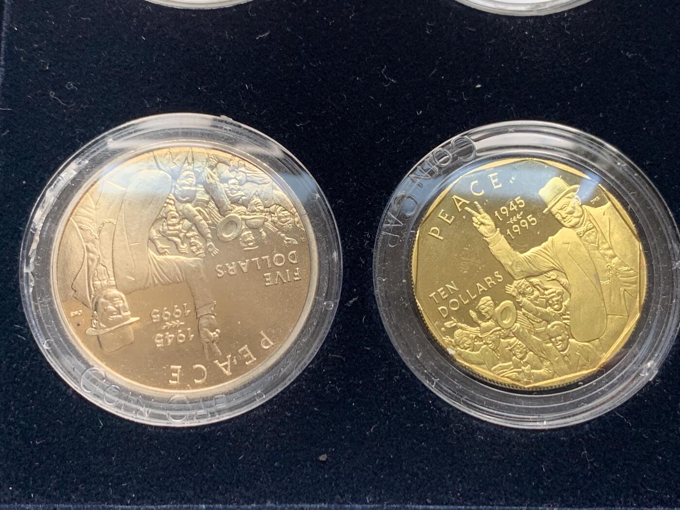 《竞宝斋》第277场- 周日，周一 2场连拍 （全场包邮） 马绍尔1995年二战胜利纪念套装 带证书 原塑胶盒有损，此套面值30美元，由威斯敏斯特（Westminster）公司装祯。