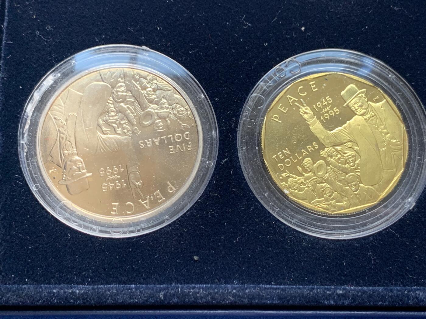 《竞宝斋》第277场- 周日，周一 2场连拍 （全场包邮） 马绍尔1995年二战胜利纪念套装 带证书 原塑胶盒有损，此套面值30美元，由威斯敏斯特（Westminster）公司装祯。