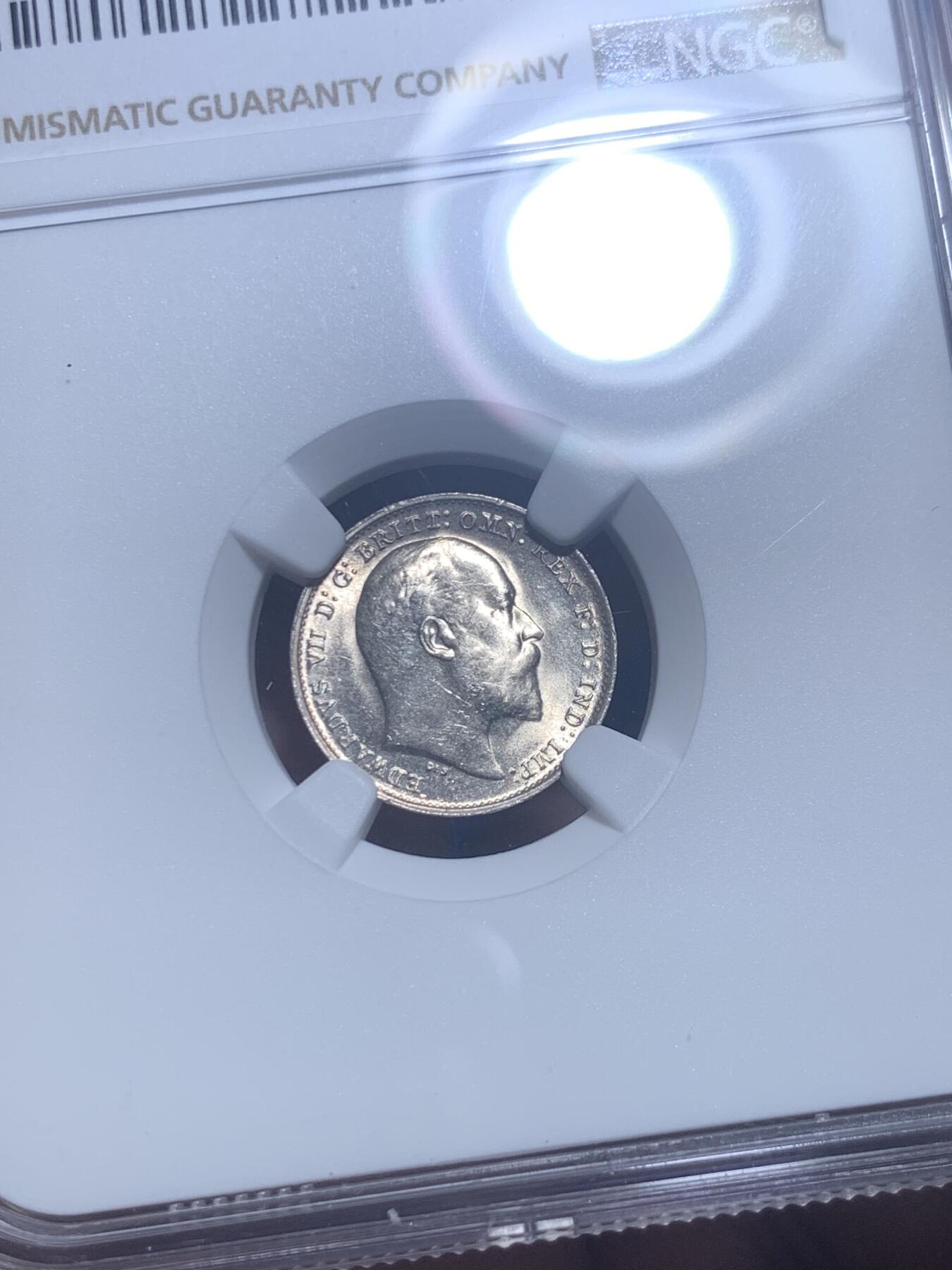 《竞宝斋》第277场- 周日，周一 2场连拍 （全场包邮） NGC MS64 英国1909年爱德华七世3便士银币 铸造于皇家造币厂，相对于濯足币，流通币难以保存的如此完好。参考价是常见1902的两倍，评级数量仅其1/5。且pc评为64分的两枚状态都差强人意，可见此枚发丝清晰的难度。