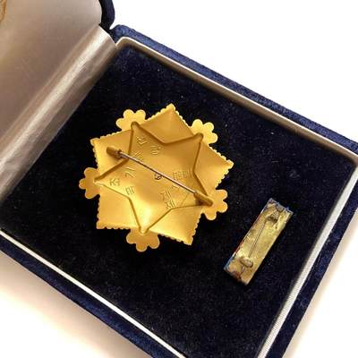 总联版豪华盒 朝鲜一级国旗勋章 略章全 带编号 好品 总联版豪华盒 朝鲜一级国旗勋章 略章全 带编号 好品