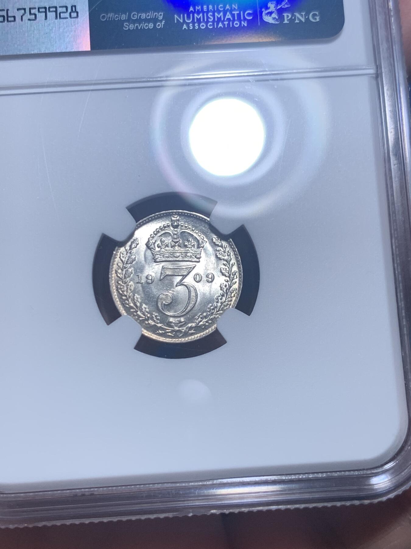 《竞宝斋》第277场- 周日，周一 2场连拍 （全场包邮） NGC MS64 英国1909年爱德华七世3便士银币 铸造于皇家造币厂，相对于濯足币，流通币难以保存的如此完好。参考价是常见1902的两倍，评级数量仅其1/5。且pc评为64分的两枚状态都差强人意，可见此枚发丝清晰的难度。